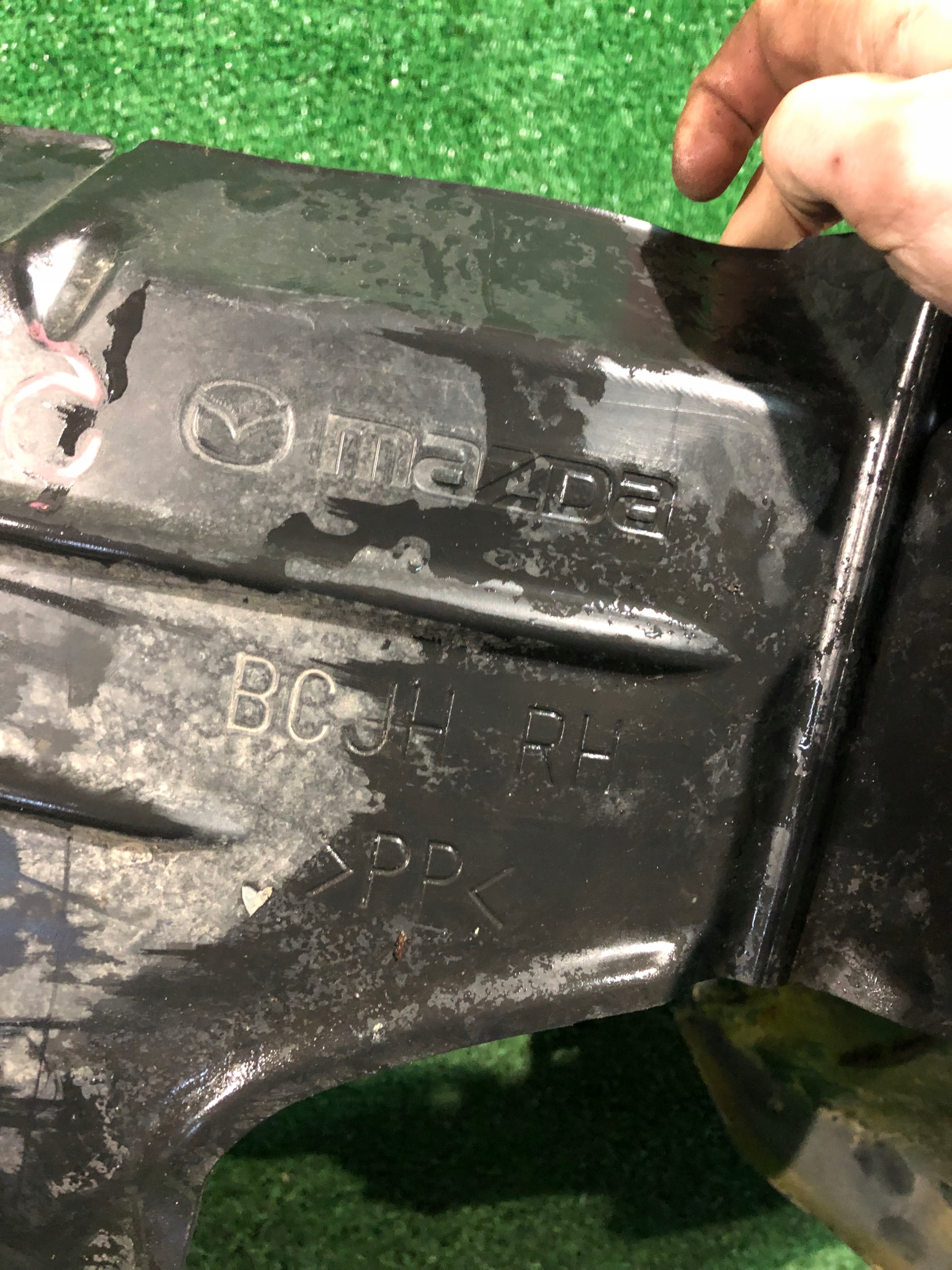mudguard front right MAZDA 3 IV BP 19