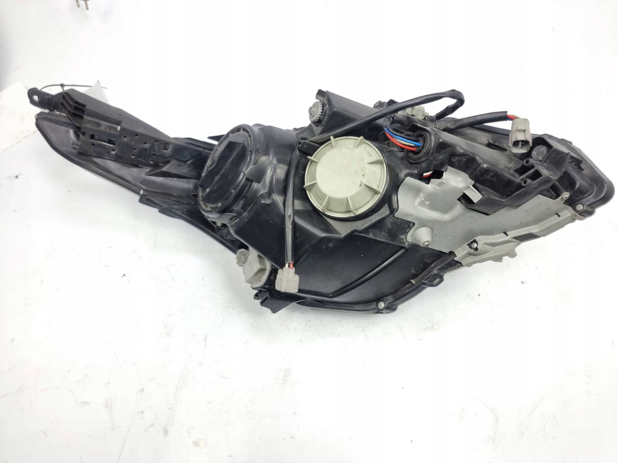 light left front UK TOYOTA AVENSIS T27