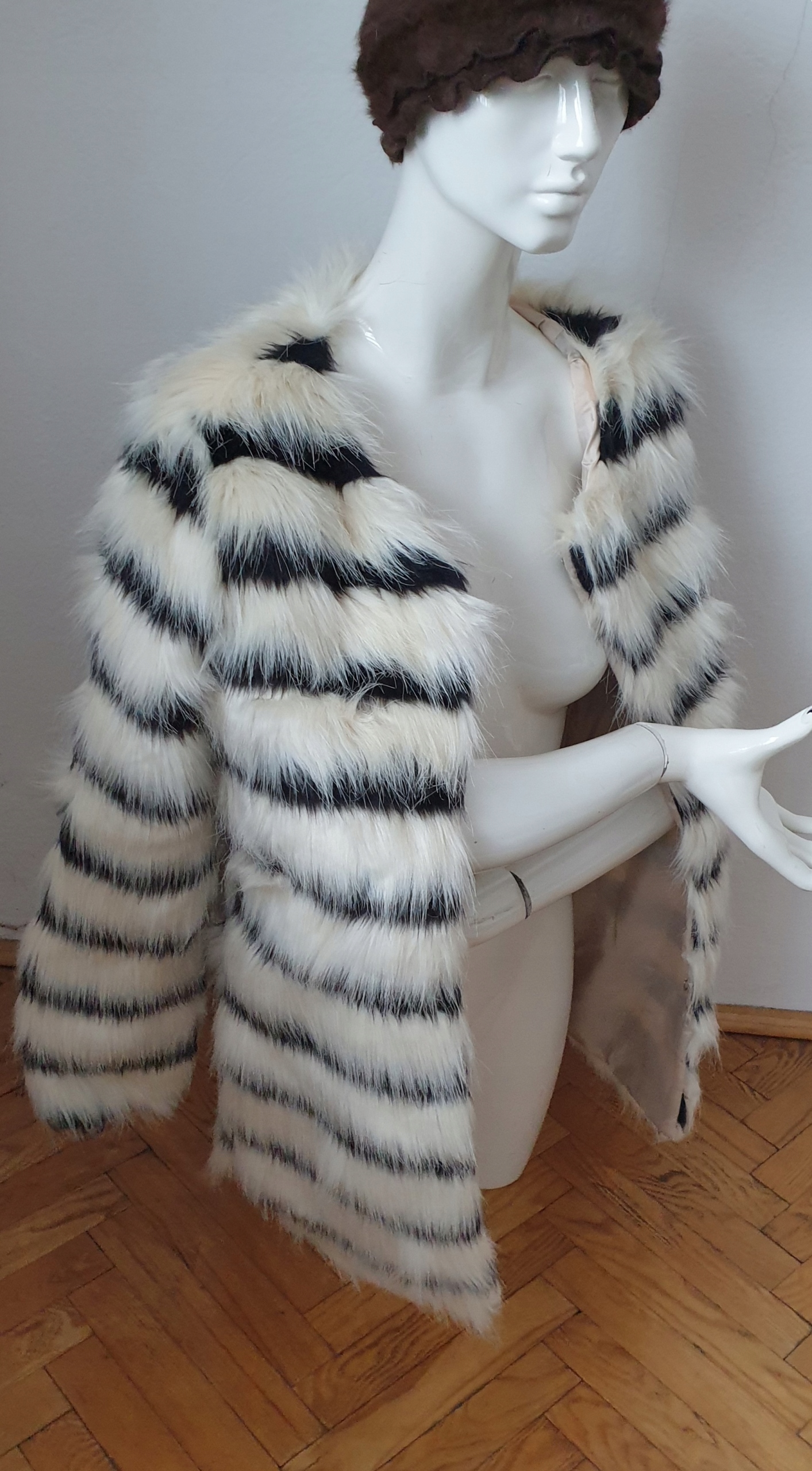 FUTRO/FIUTRZAK CZARNO BIAŁE DŁUGI WŁOS