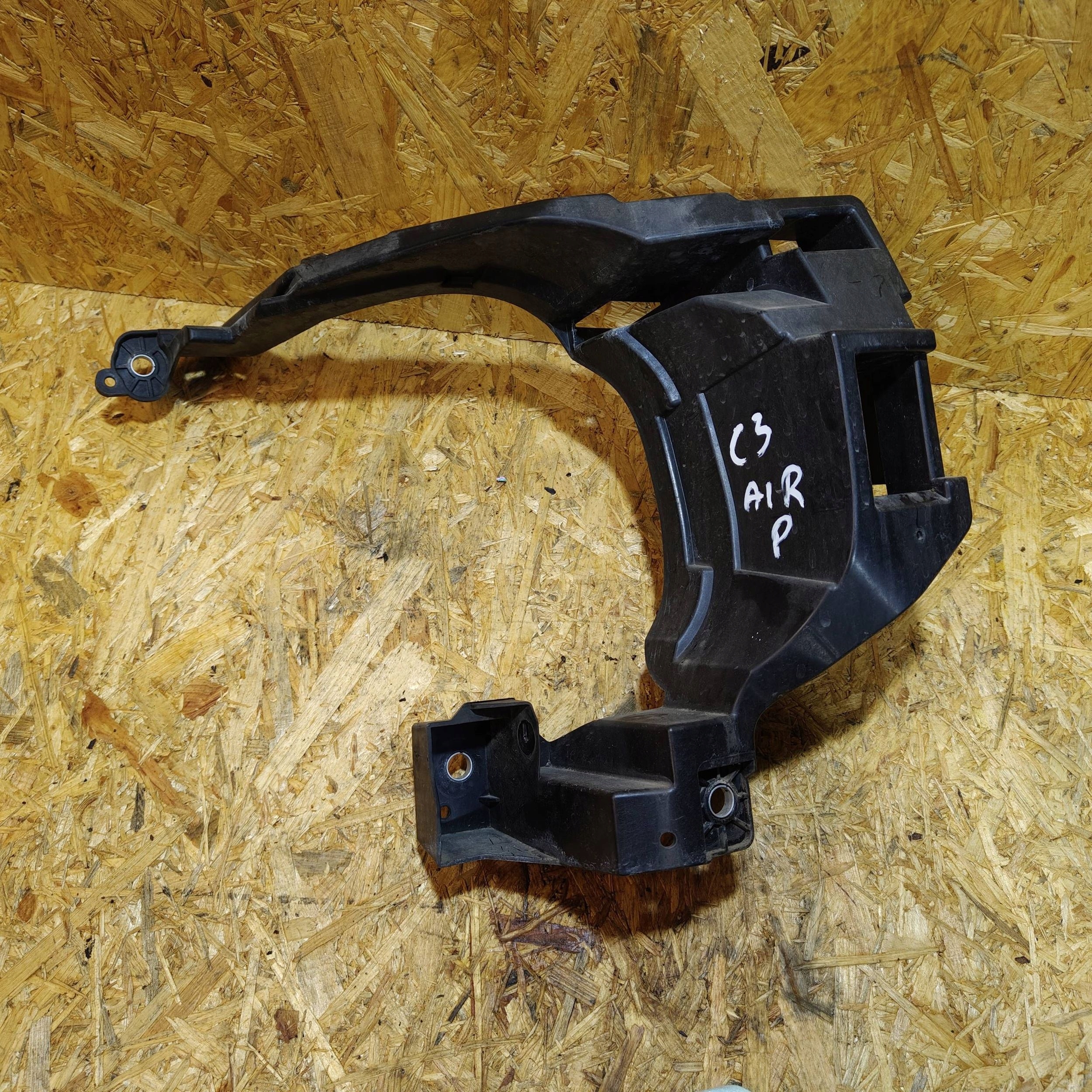 support lights front side right Citroen C3 Aircross 13490039