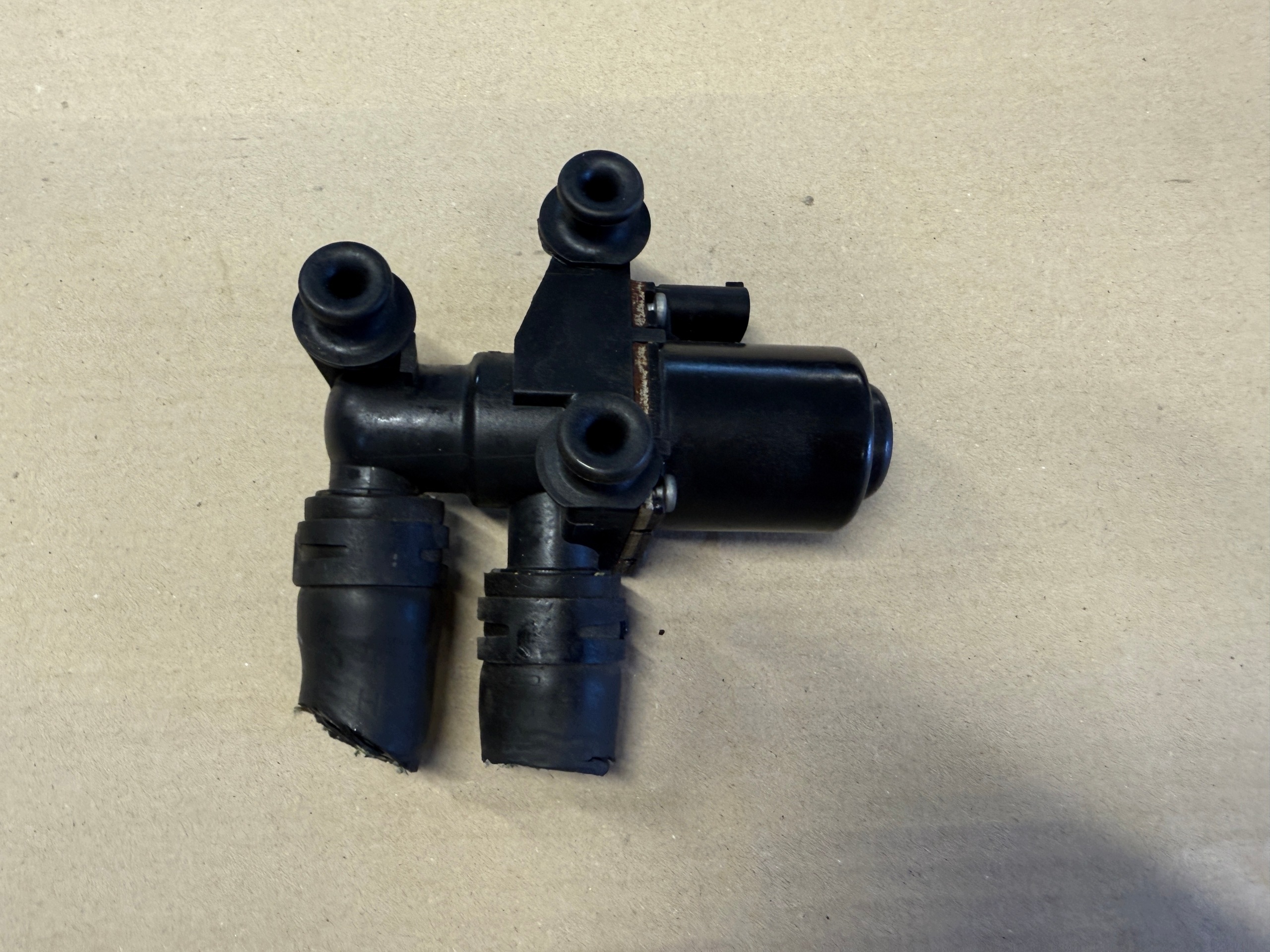BMW 5 E60 E61 pompe pompe électrovalve d’eau 6920226