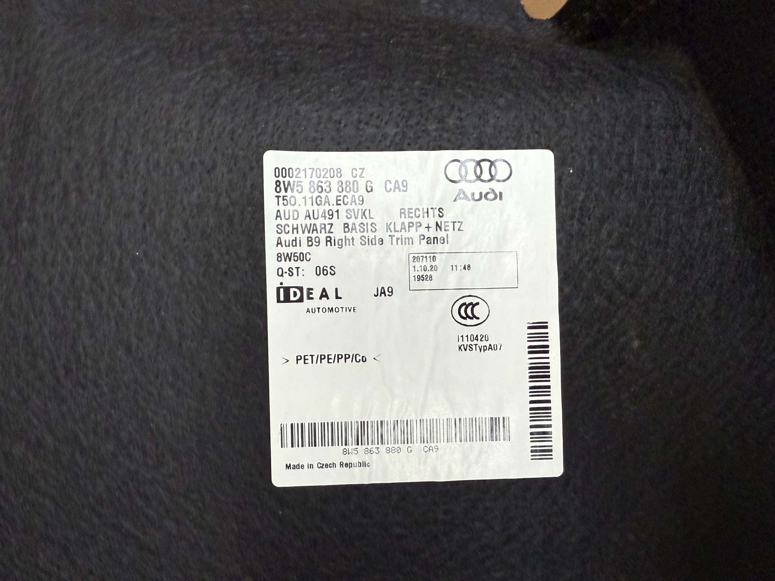 AUDI A4 8W B9 sedan boot upholstery right 8W5863880G