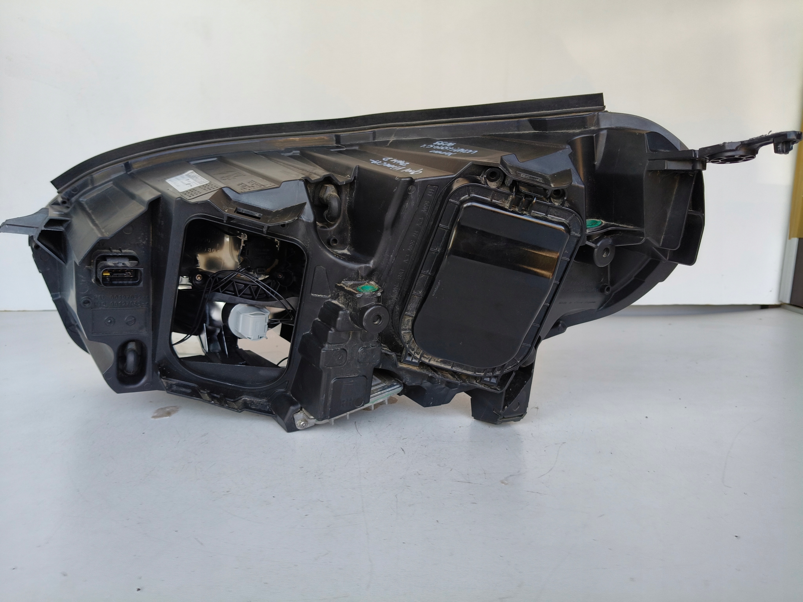 light right REFLEKTOR OPEL VIVARO C ZAFIRA D 19- XENON