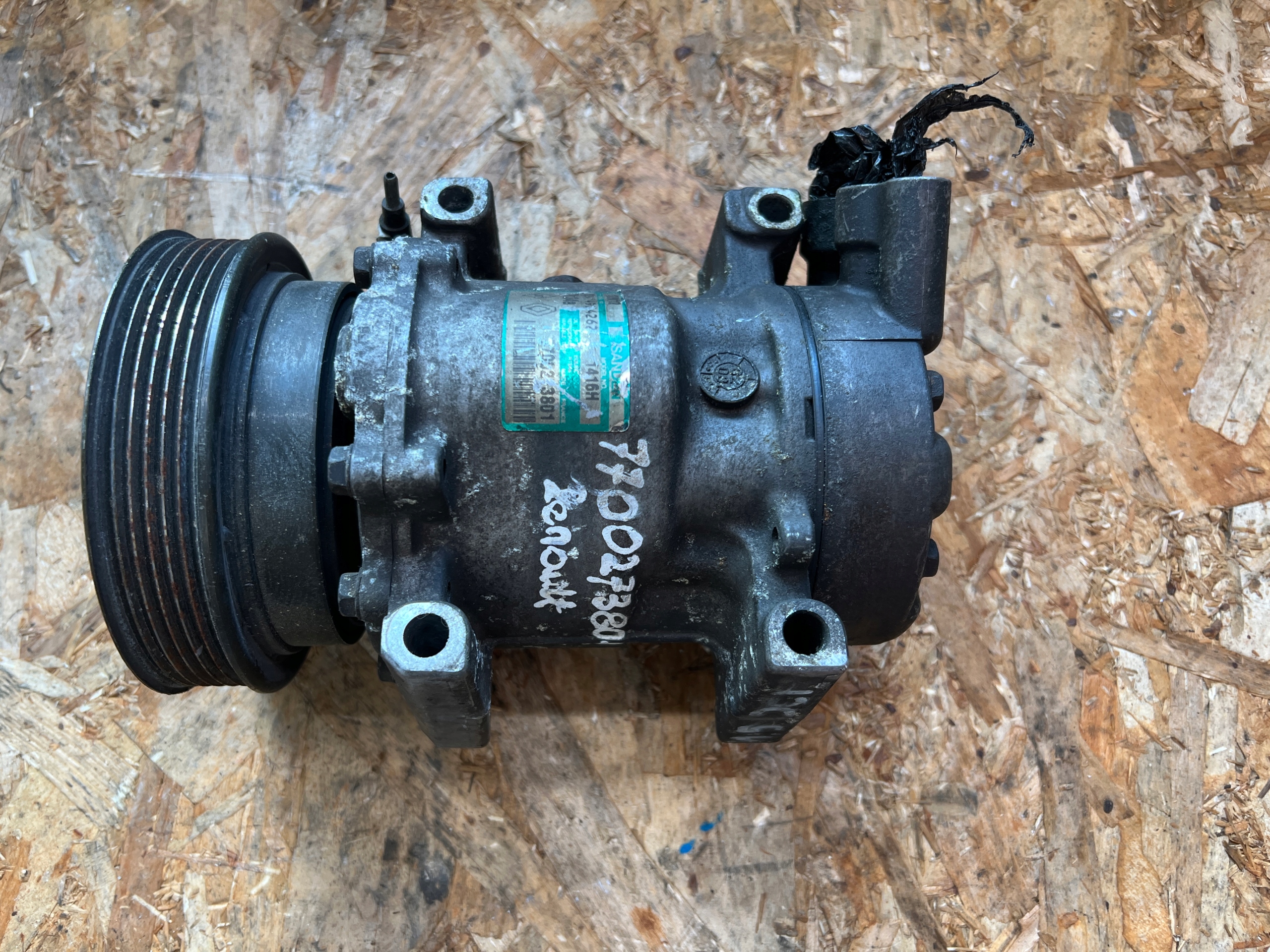 compressor compressor; of the air conditioning RENAULT CLIO II KANGOO 7700273801