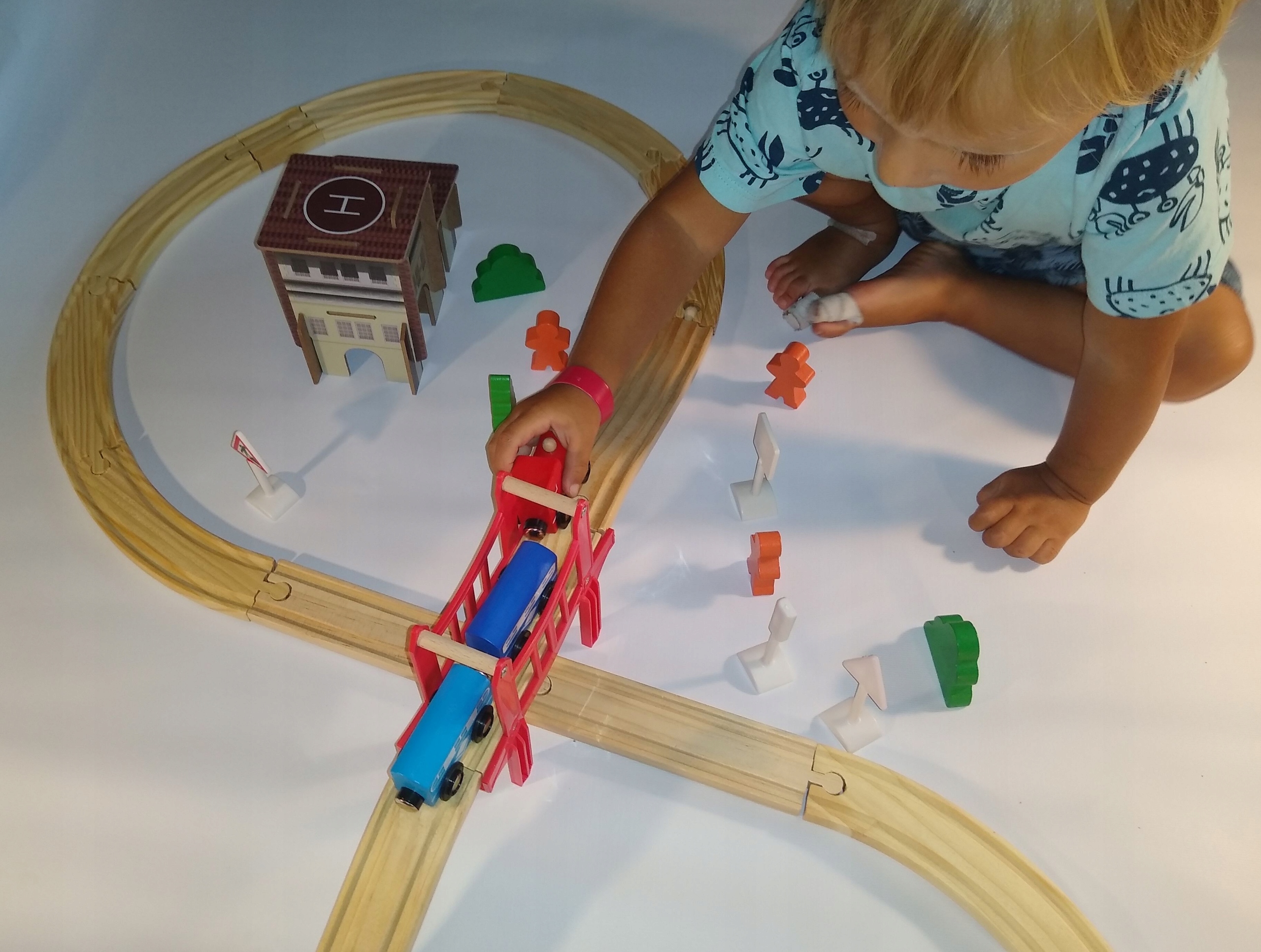 DREWNIANA KOLEJKA WIADUKT BUDYNEK +akcesoria Wiek dziecka 3 lata +