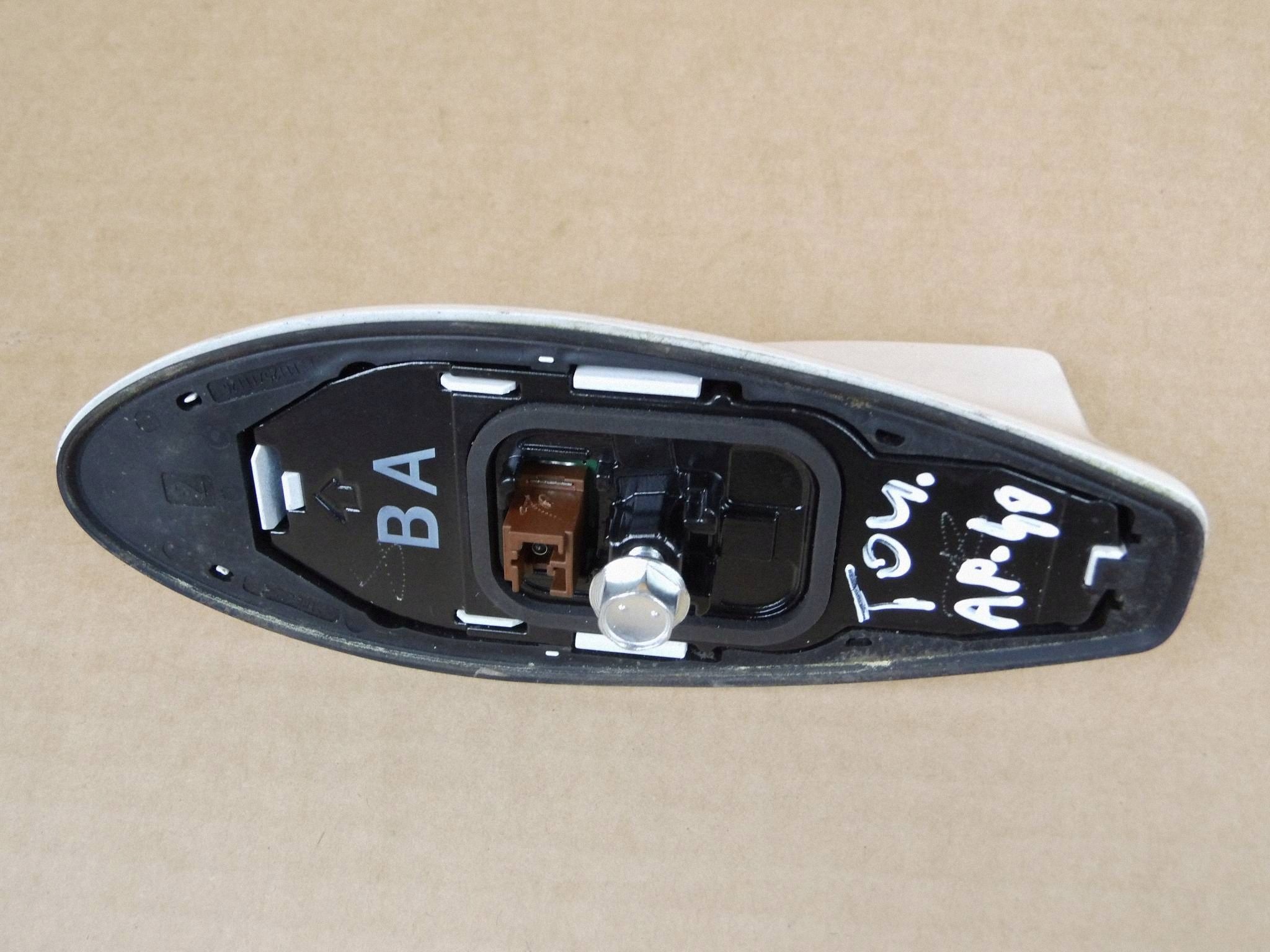Toyota Corolla E21 antena dach rekinek GPS pletwa