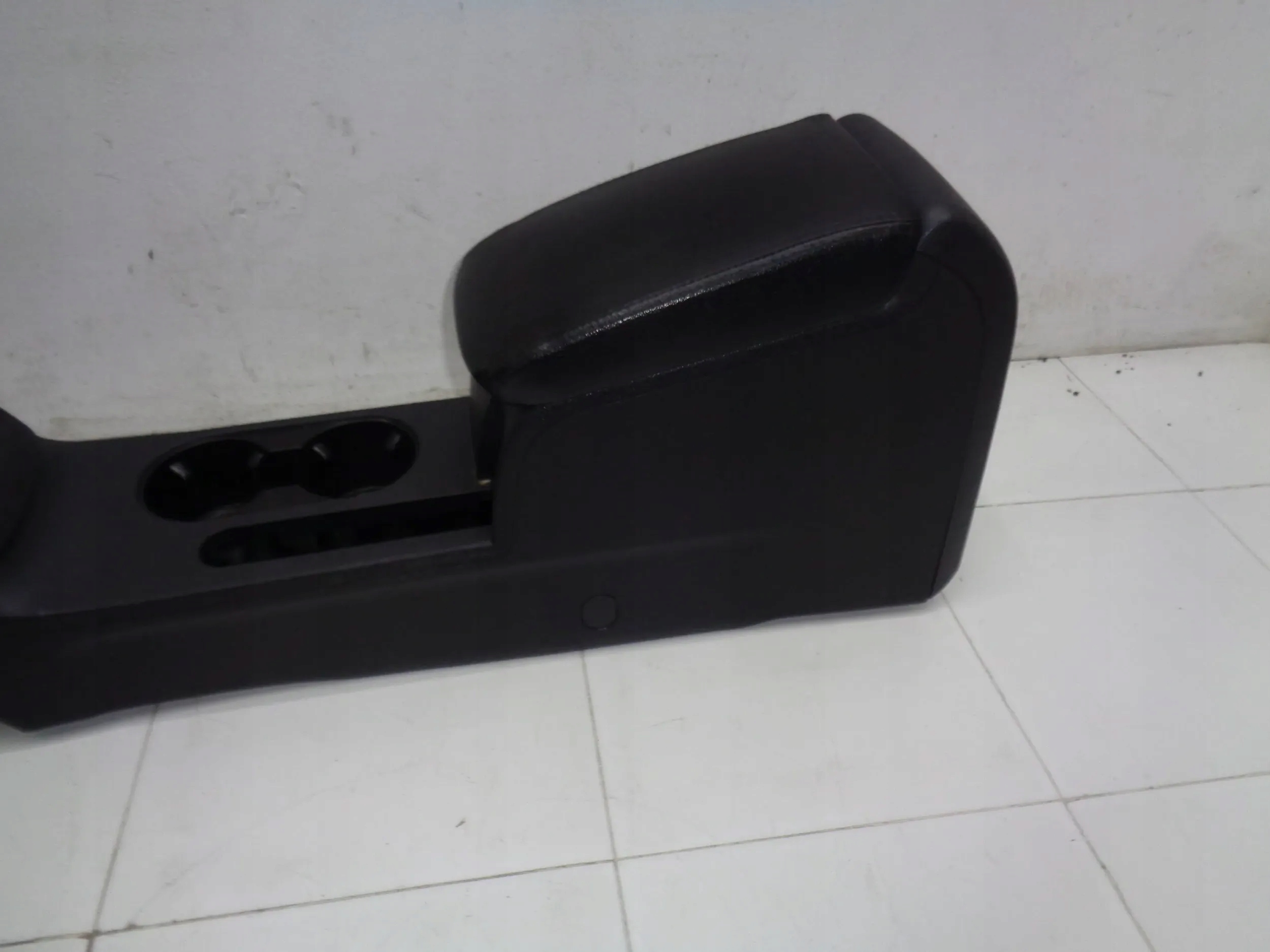 VW JETTA VI 5C6 TUNEL central armrest leather 10-18r