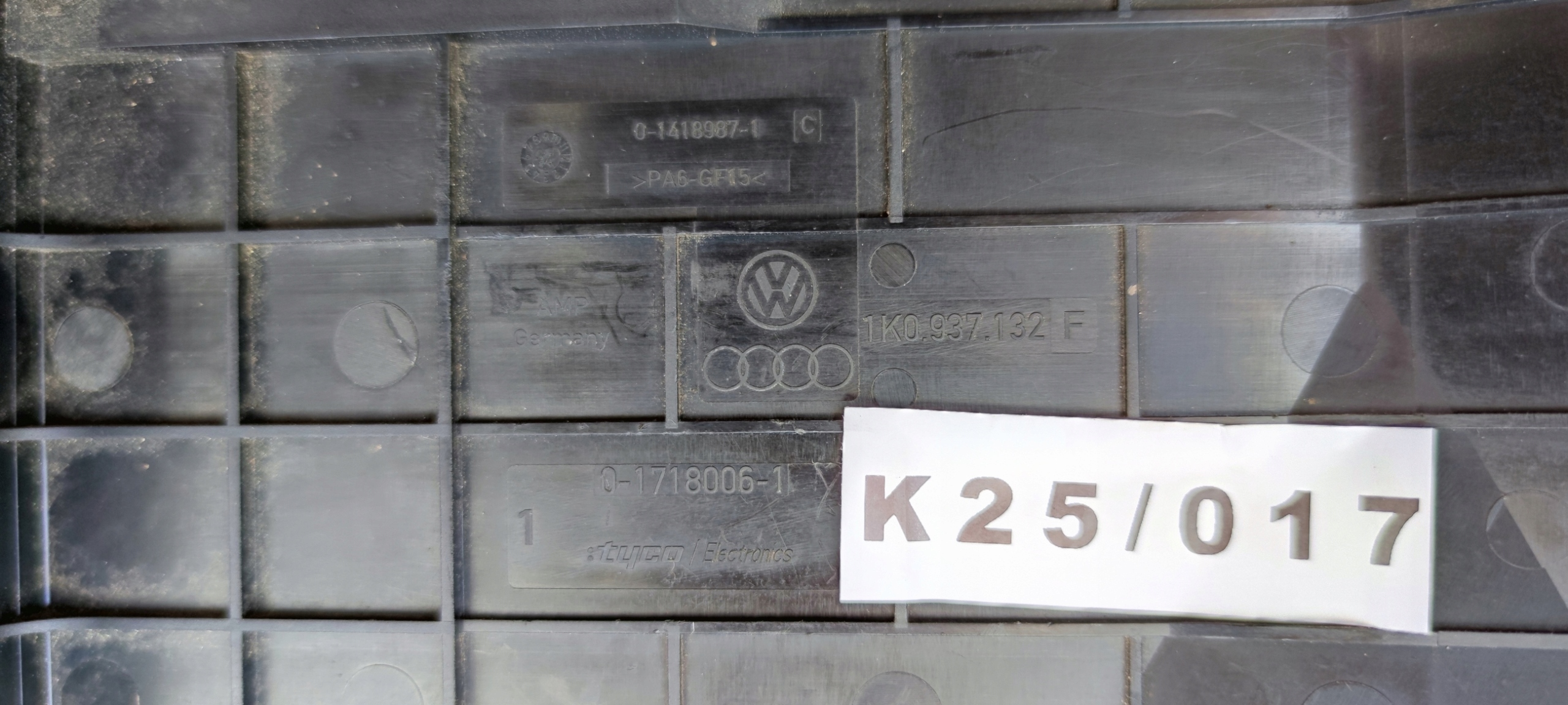 BLENDE ABDECKUNG GEHÄUSE DER SICHERUNGEN VW GOLF SEAT AUDI