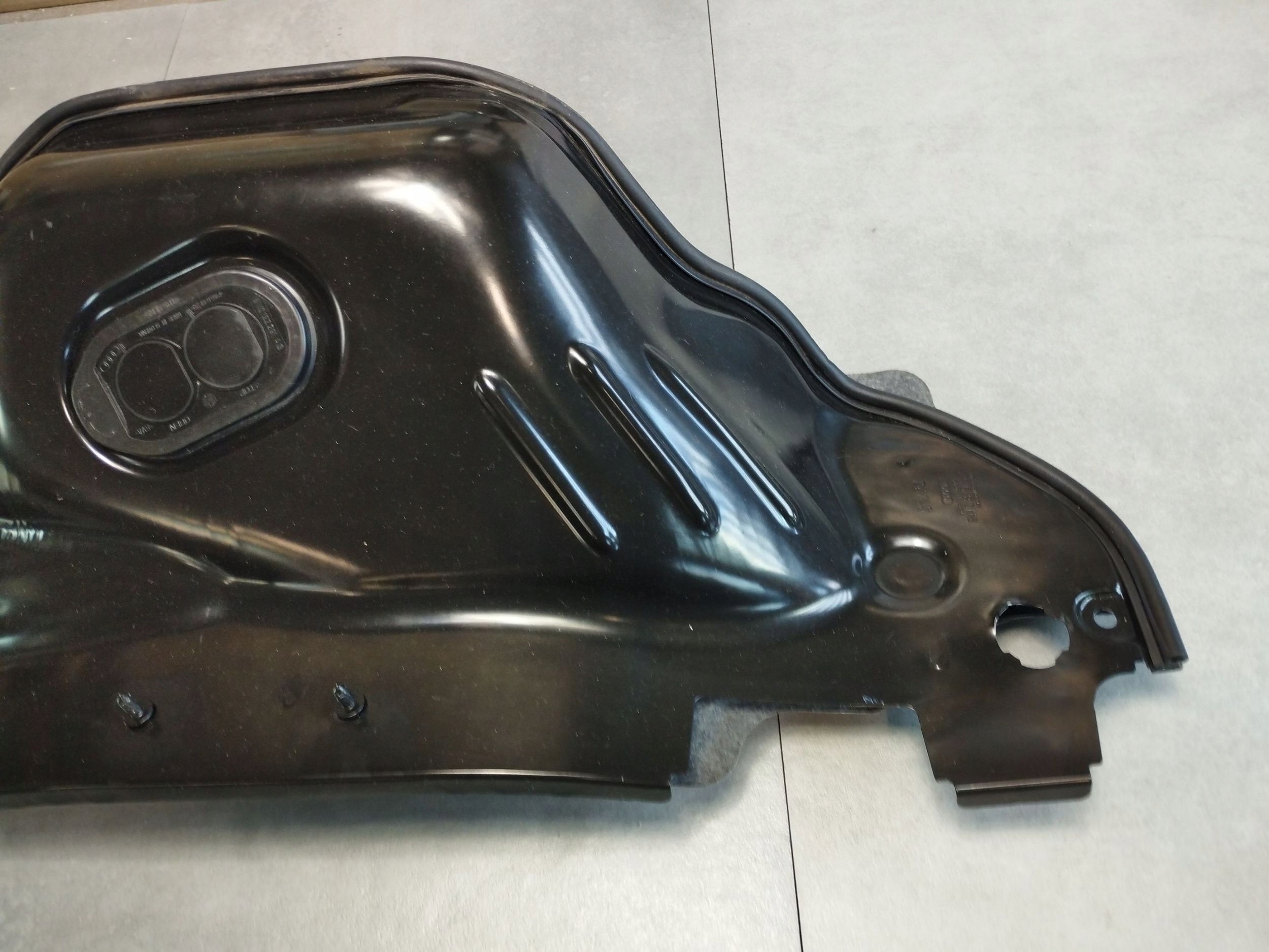 Audi A4 S4 B9 8W Blende Abdeckung wärmblech 8W0819523F