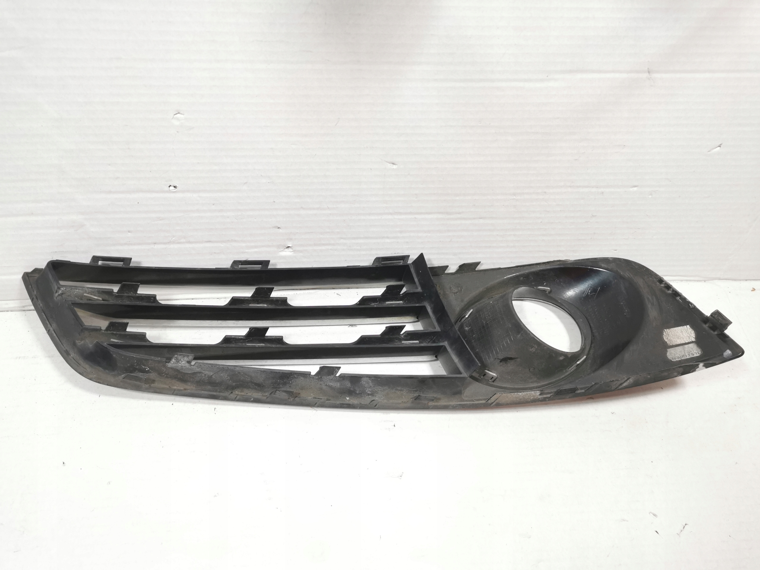 AUDI A8 D4 KRATKA ZDERZAKA LEWA 4H0807679A Strona zabudowy przód