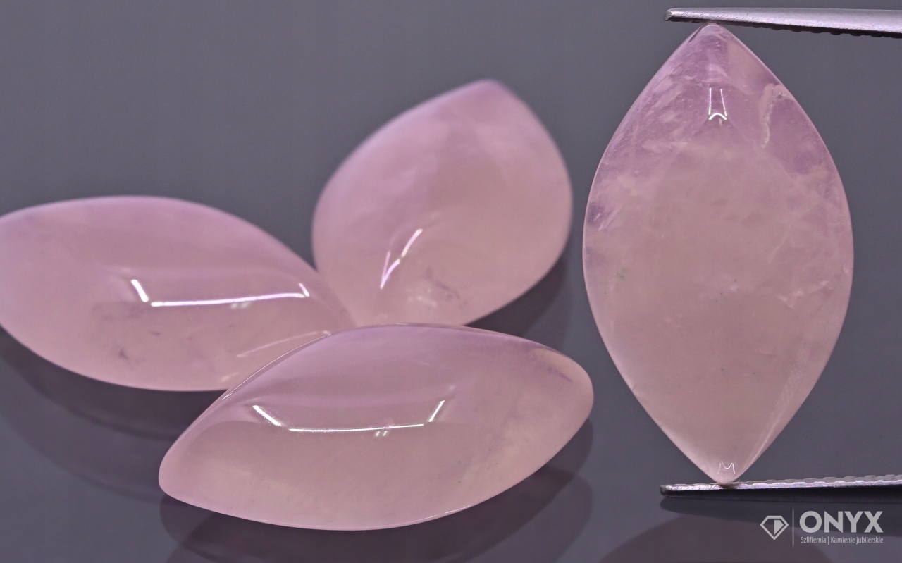 Růženín A kabošon markýza 20x11,5 mm