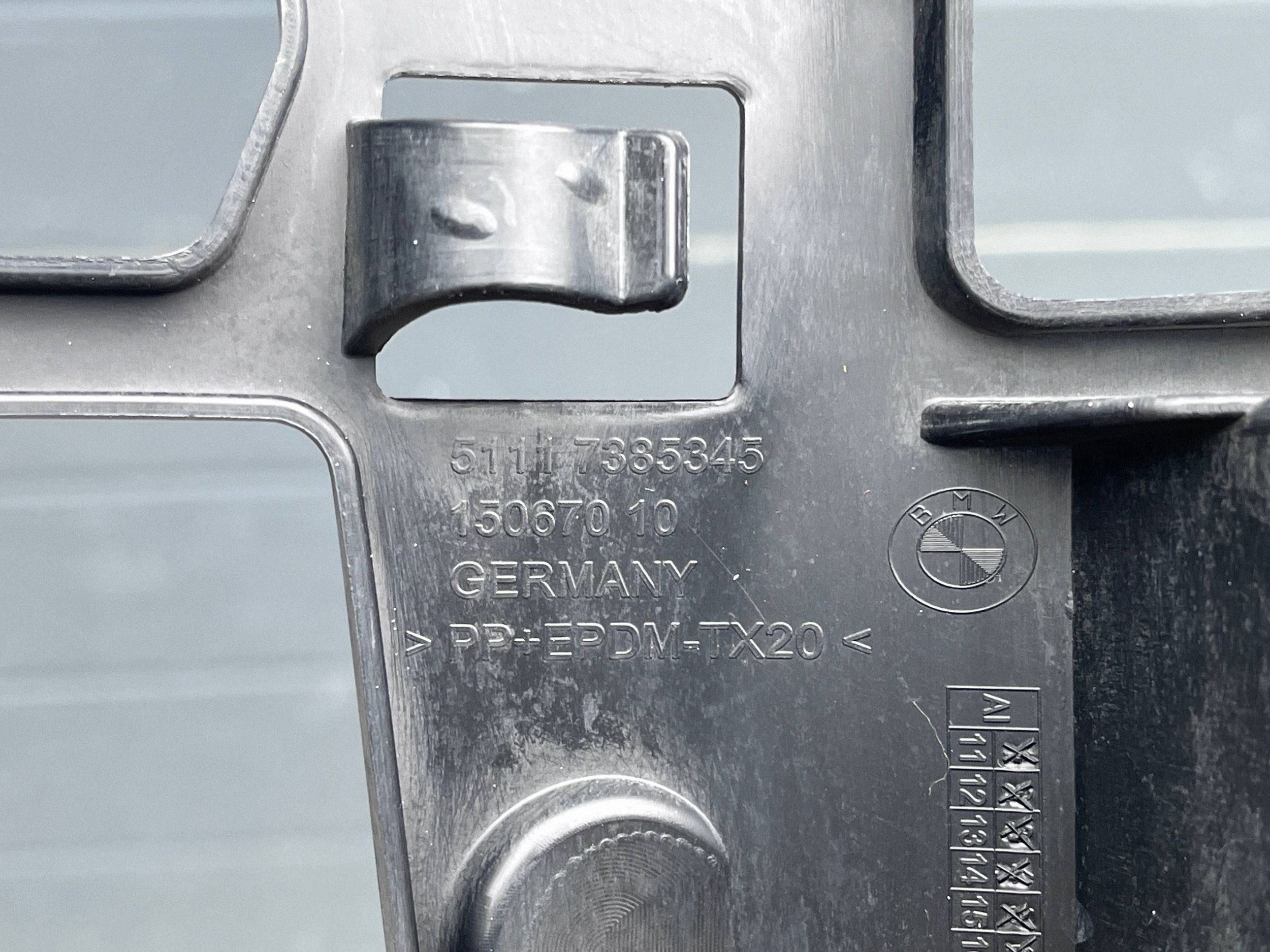 BMW "5" G30 support holder of a bumper front left 7385345