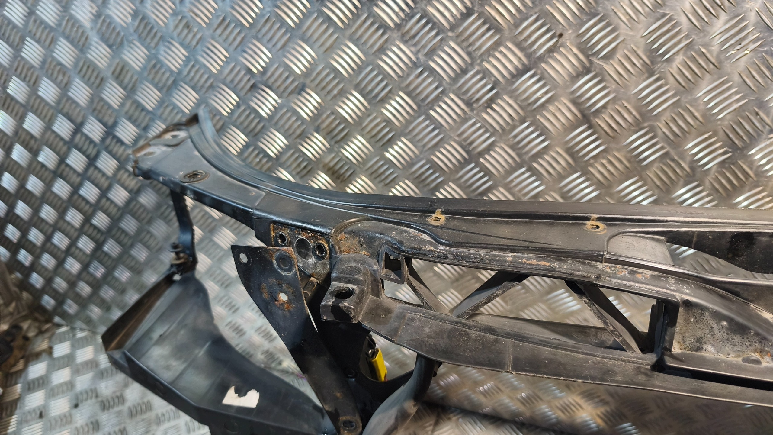vezni lim prednji AUDI A4 B7 2007r 2.0TDI