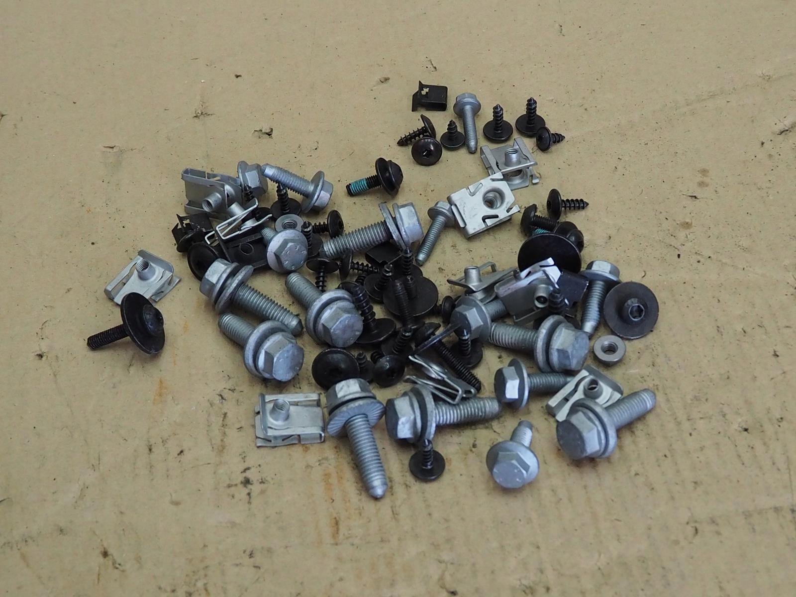 8V0098623A - Винты комплект крепления бампера AUDI 8v0 A3 8V