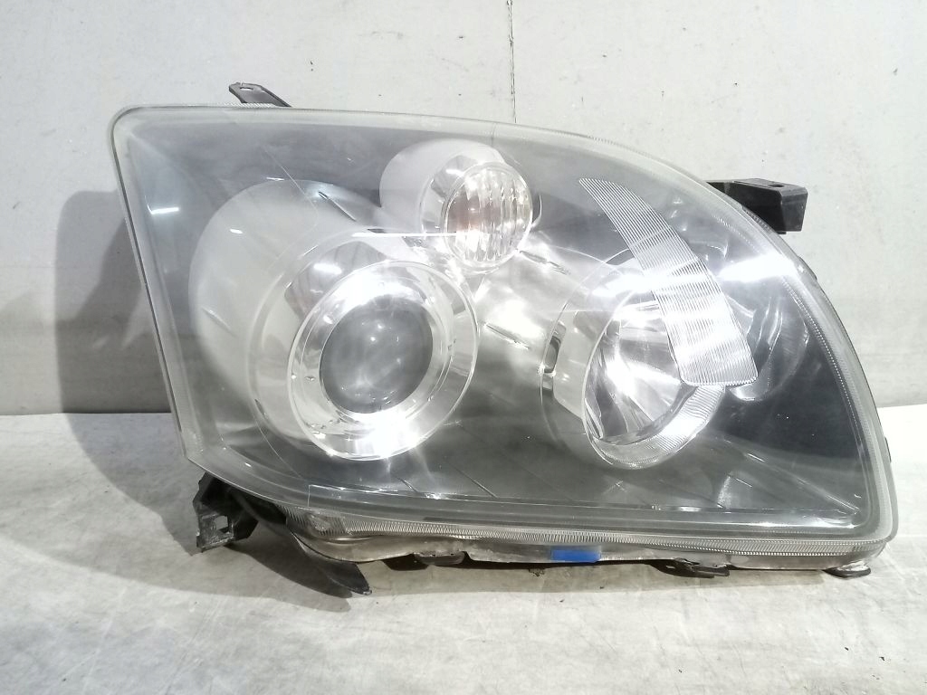 Toyota Avensis T25 lift light right front front ksenon