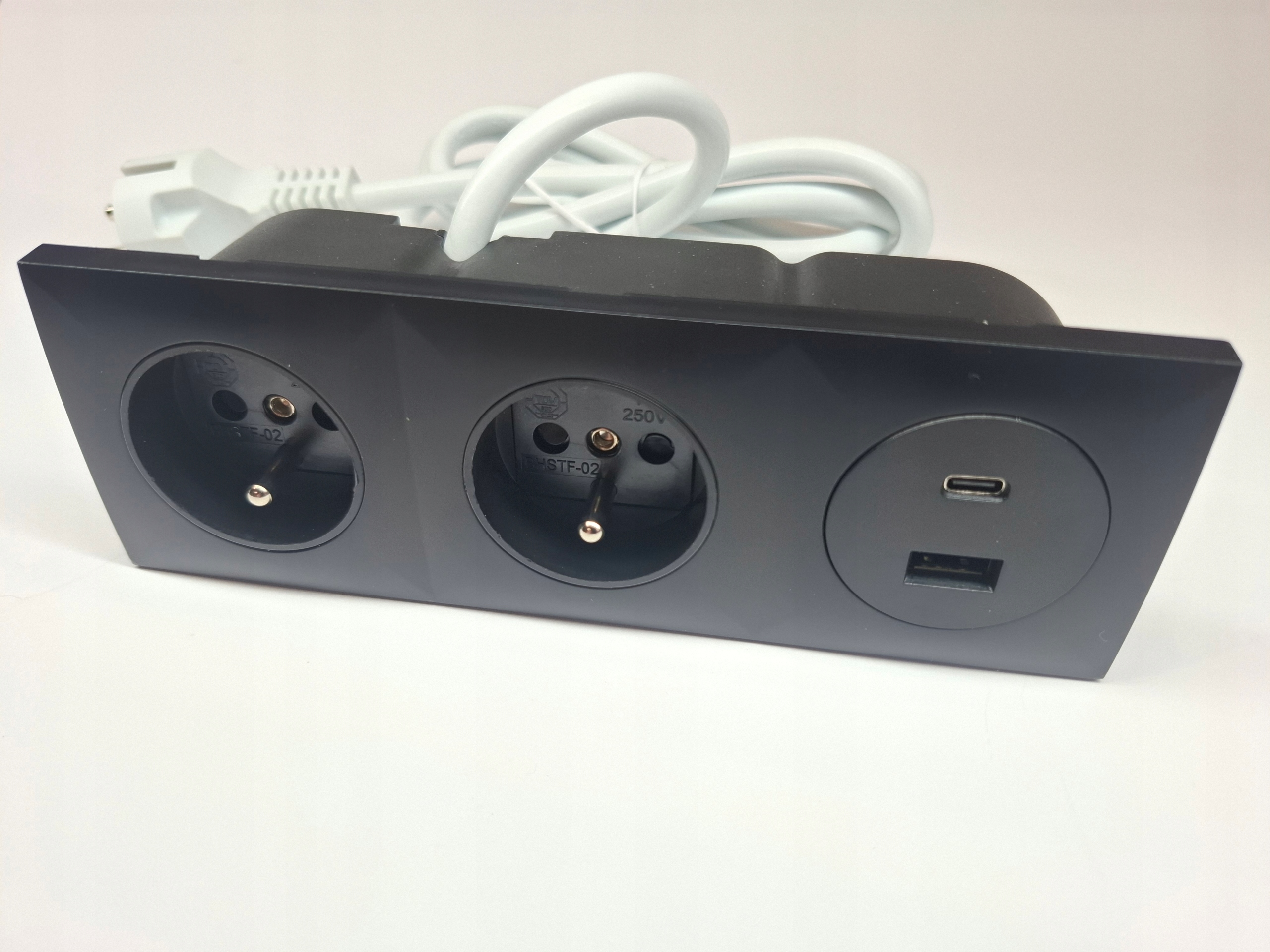 Zásuvka zasouvací trojitá 2 x 230 V 2 Usb nábytkový port černá