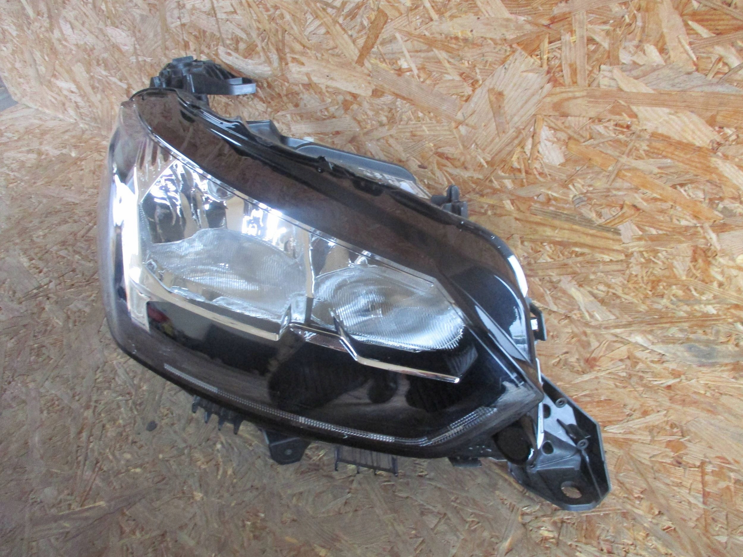 light front front right PEUGEOT 208 II ZWYKLA
