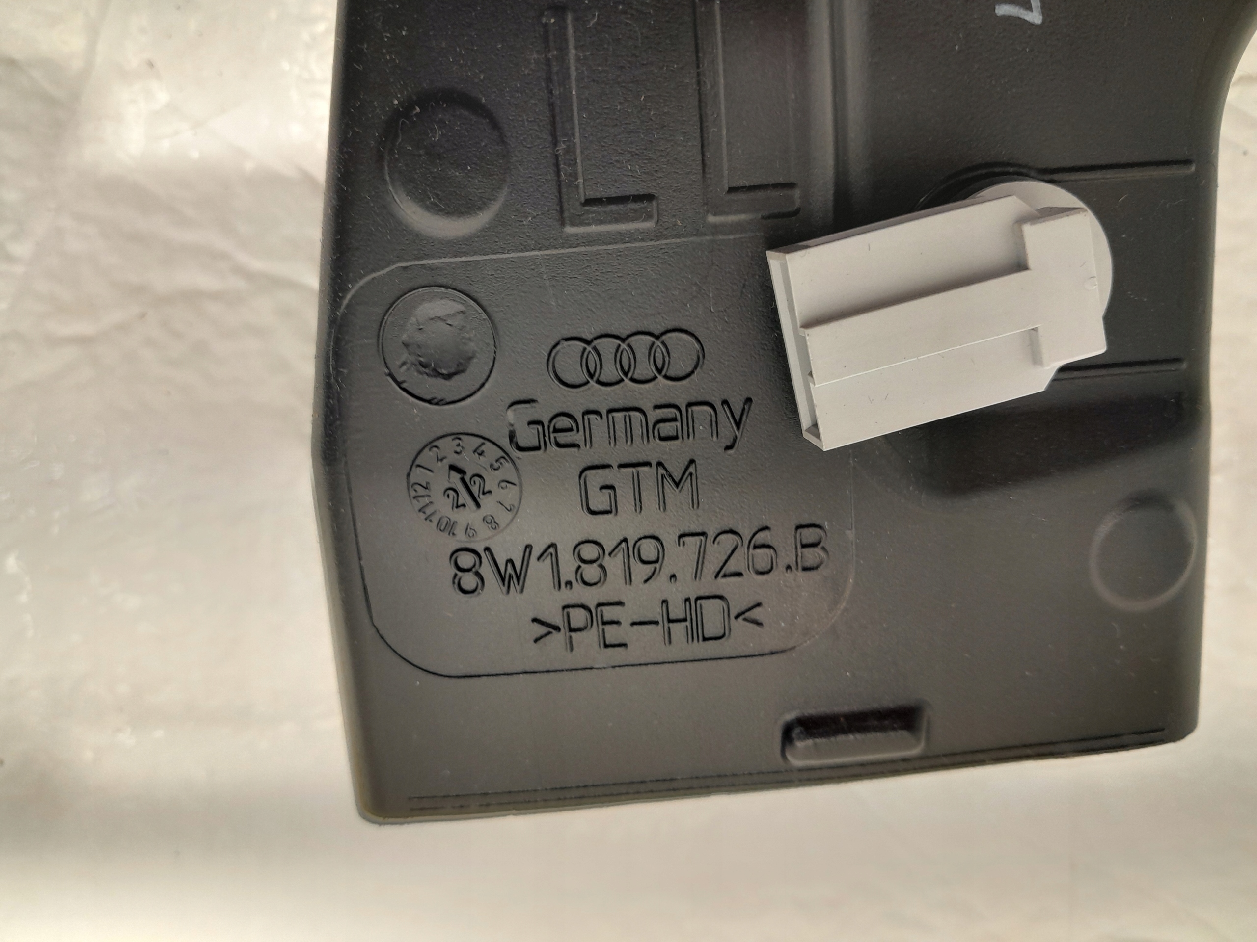 AUDI A4 B9 LIFT drain air cabs right 8W1819726B