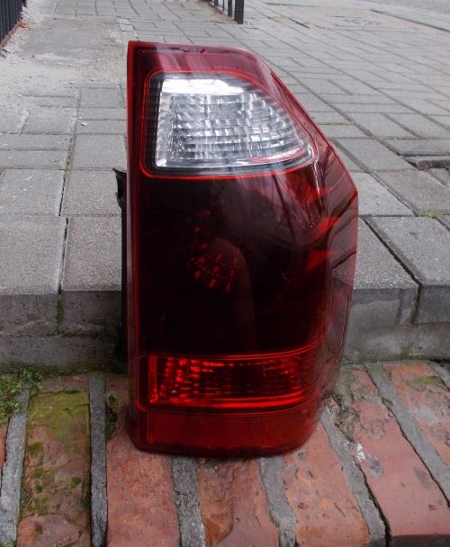 LAMPA PRAWA TYLNA MITSUBISHI PAJERO 03- ORYGINAŁ