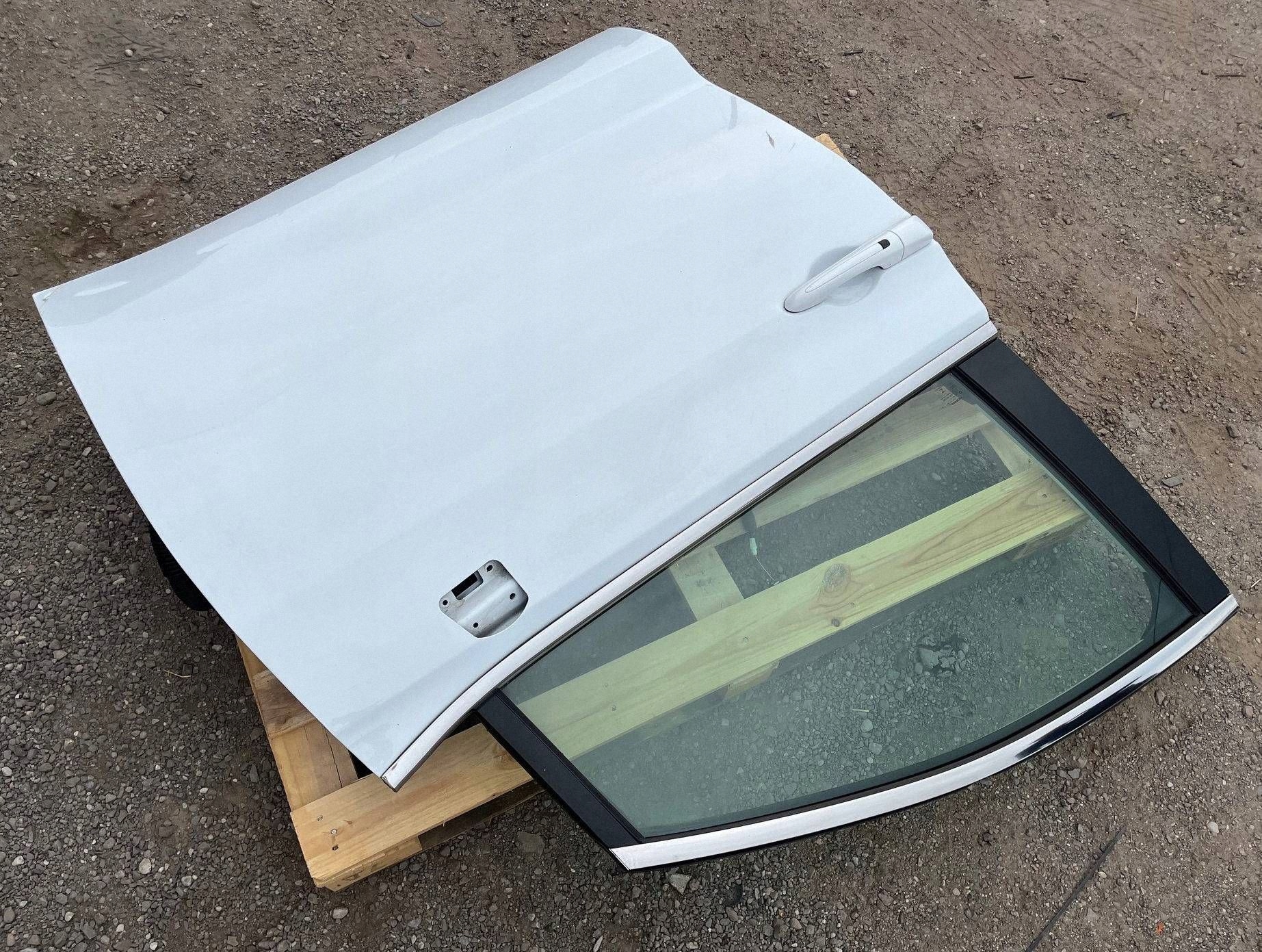 door front right right front Chrysler Pacifica 2017