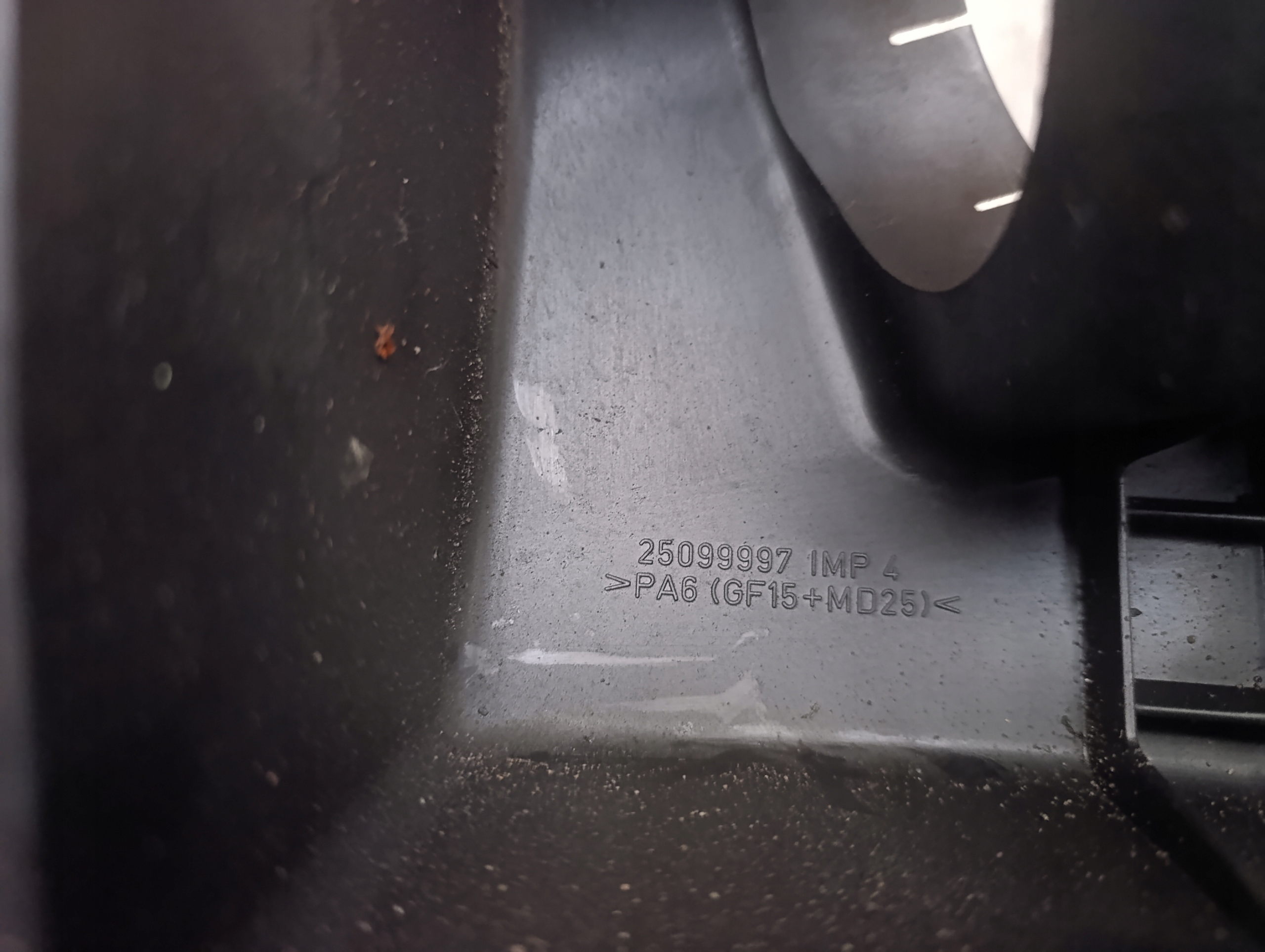 cover upper of a filter, air Opel 25099997