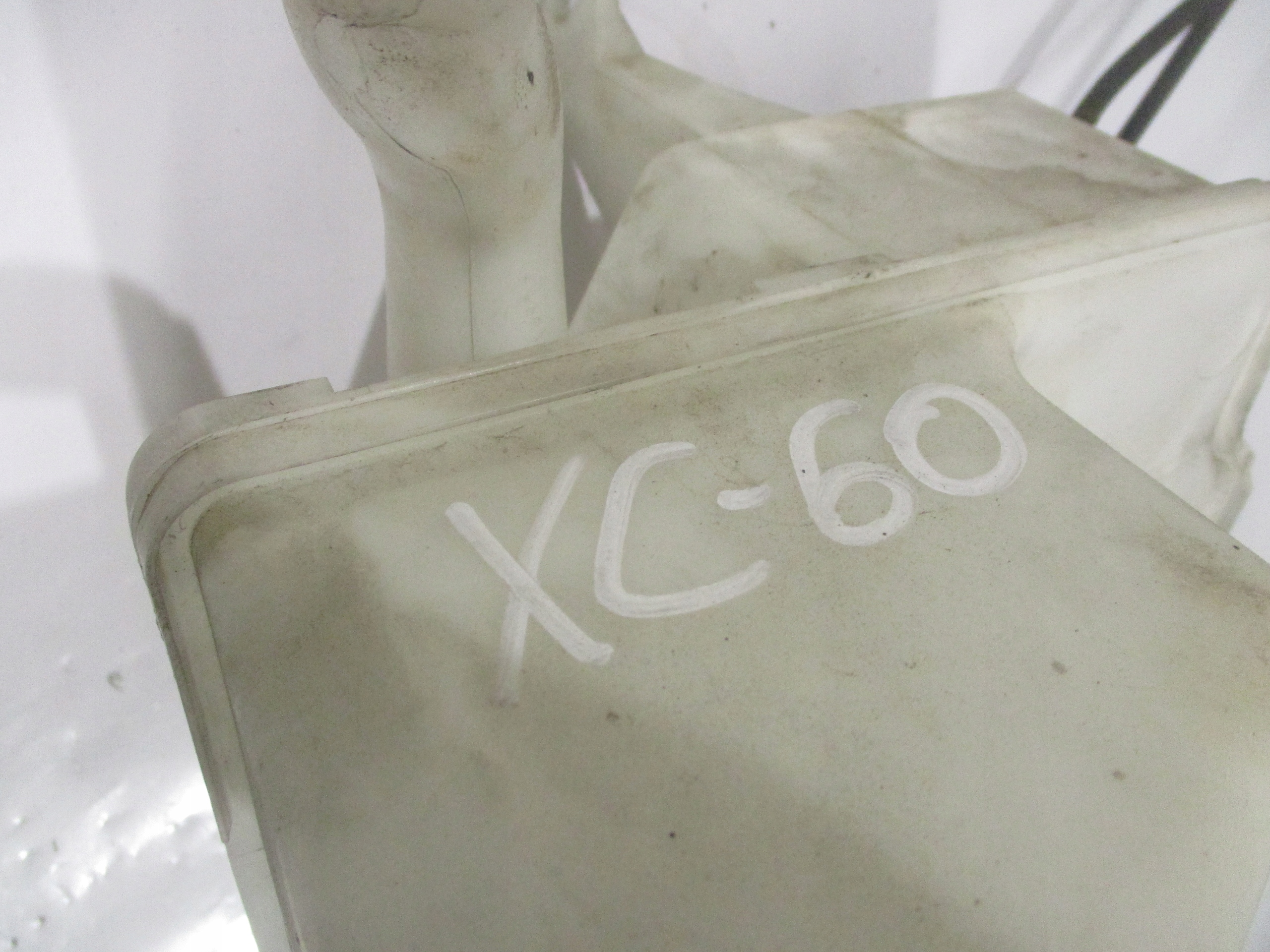 бачок омывателя volvo XC60 и 2008-2017 30753424