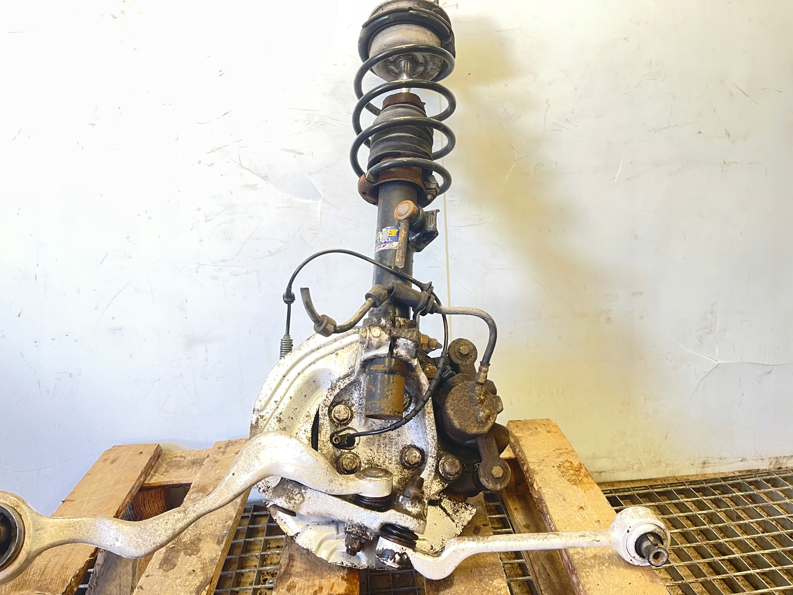 BMW 3 III E90 E92 E81 E87 E82 E89 čapu otoč pravá McPherson ramena