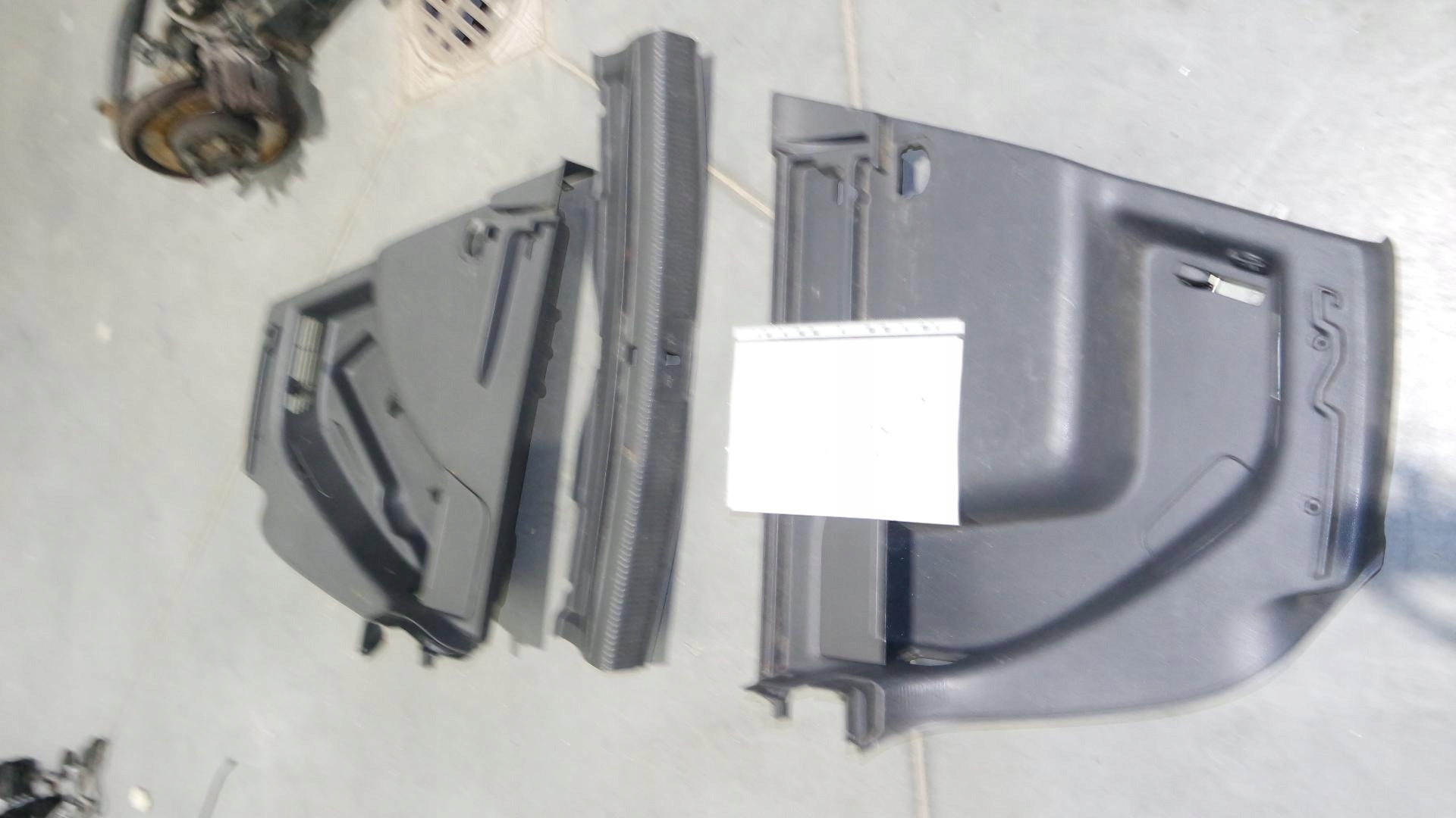 TAPICERKA BOCZEK BAGAŻNIKA TYŁ OSŁONA PASA VW GOLF V PLUS 5M0867427G Producent części Volkswagen OE