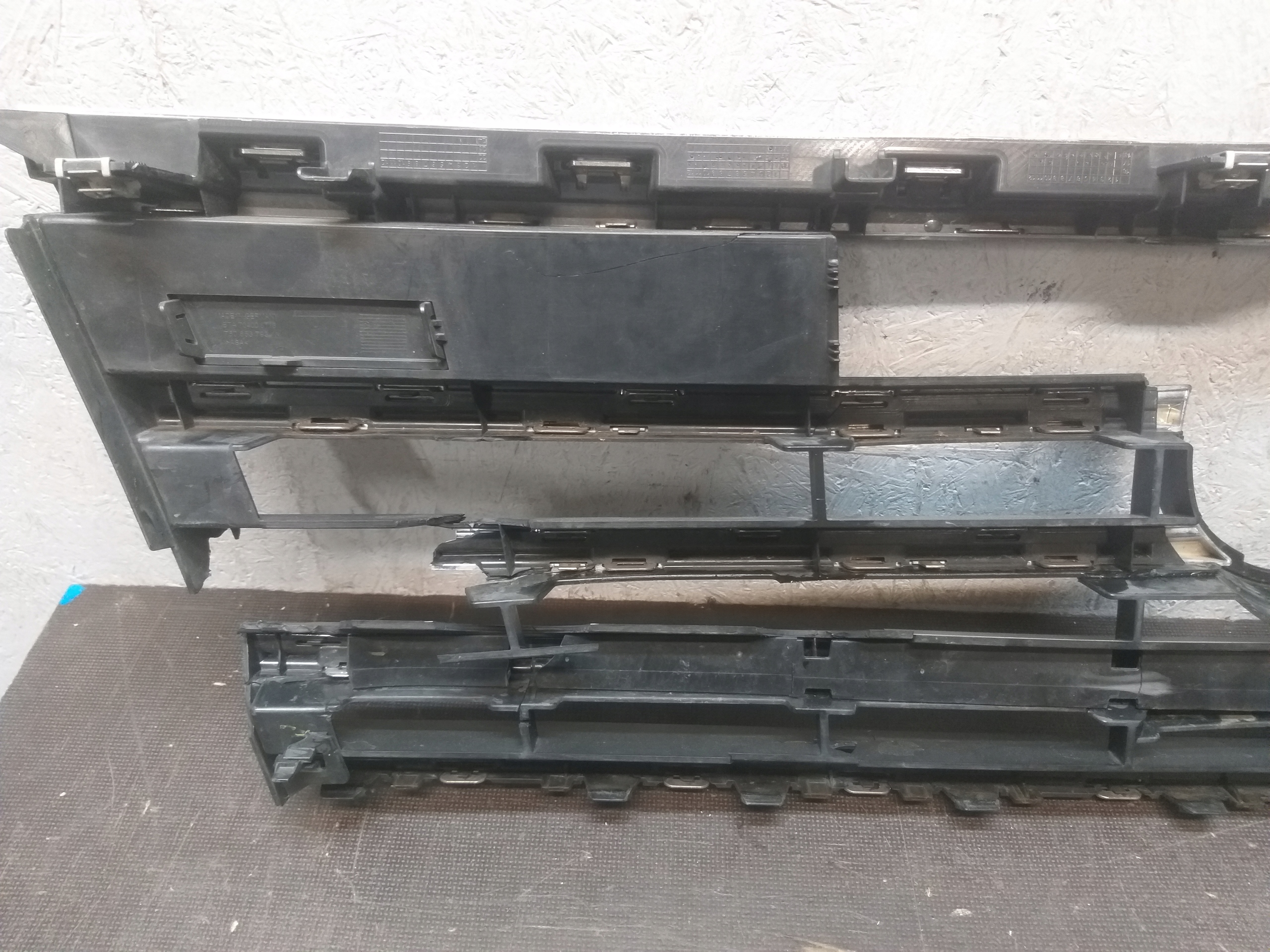 GRILLE VW TOUAREG 760 CHROM 760853793
