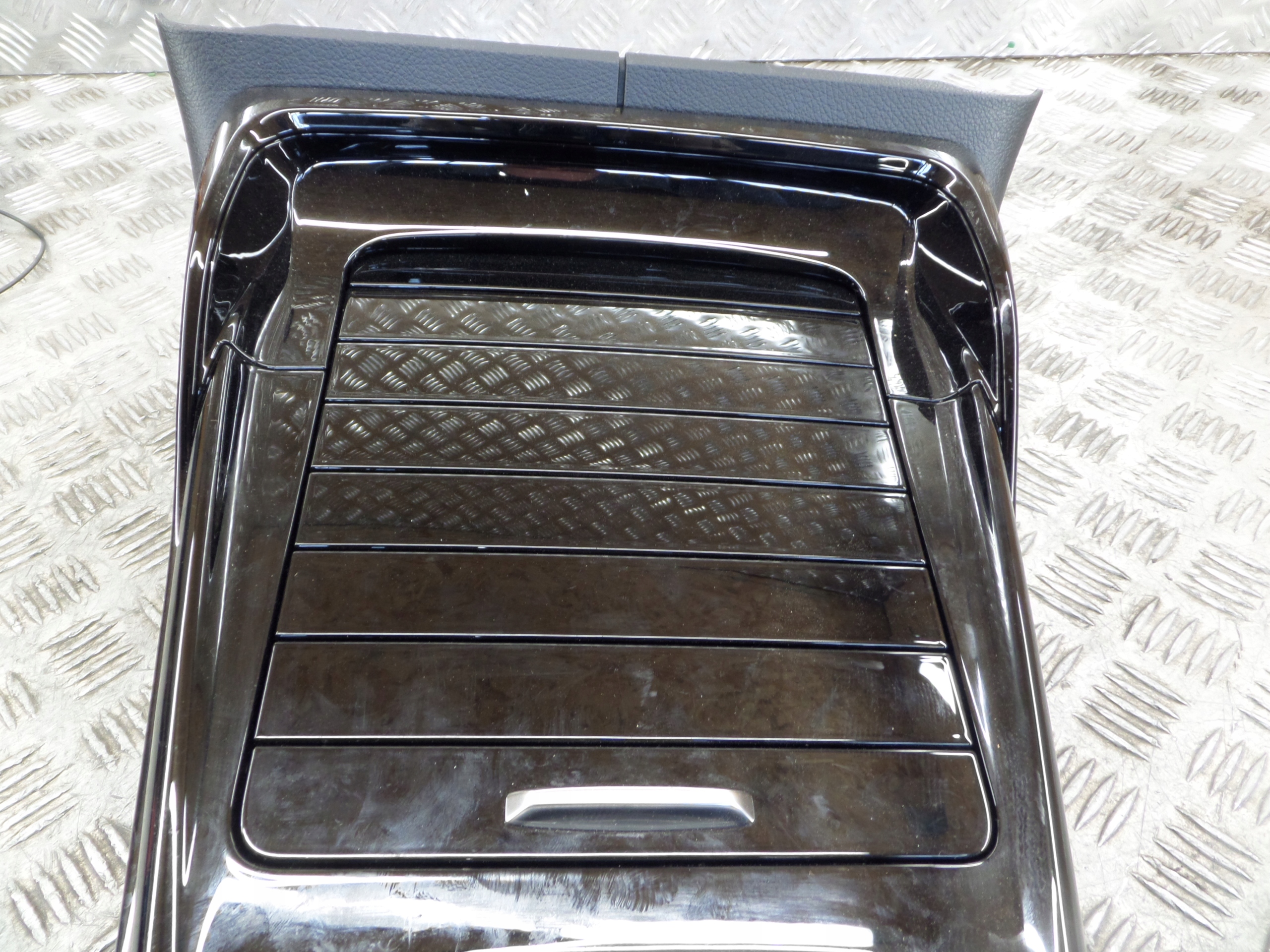 TUNEL mitte PANEL DEKOR MERCEDES A-KLASA A35 AMG W177