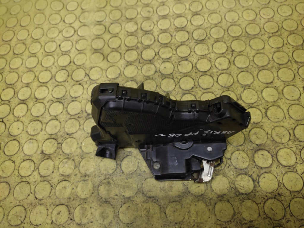 TOYOTA AURIS lock door right front