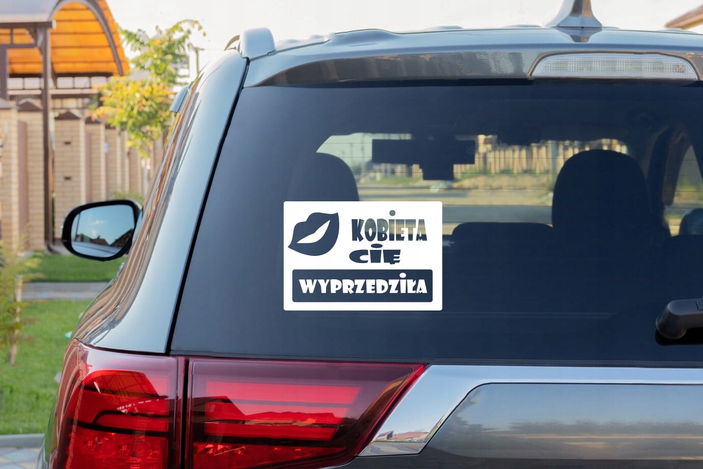 KOBIETA CIĘ WYPRZEDZIŁA - Naklejka na samochód na auto KOLOR Producent Inny