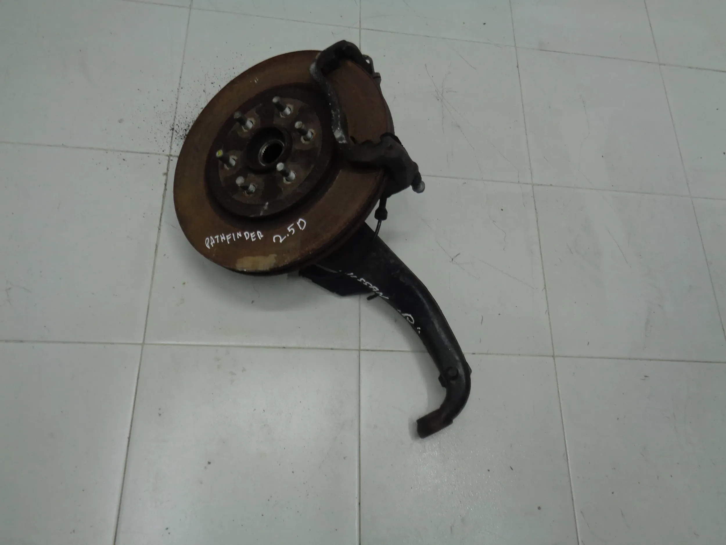 NISSAN PATHFINDER R51 NAVARA D40 2.5 DCI otoč čepu pravá předek
