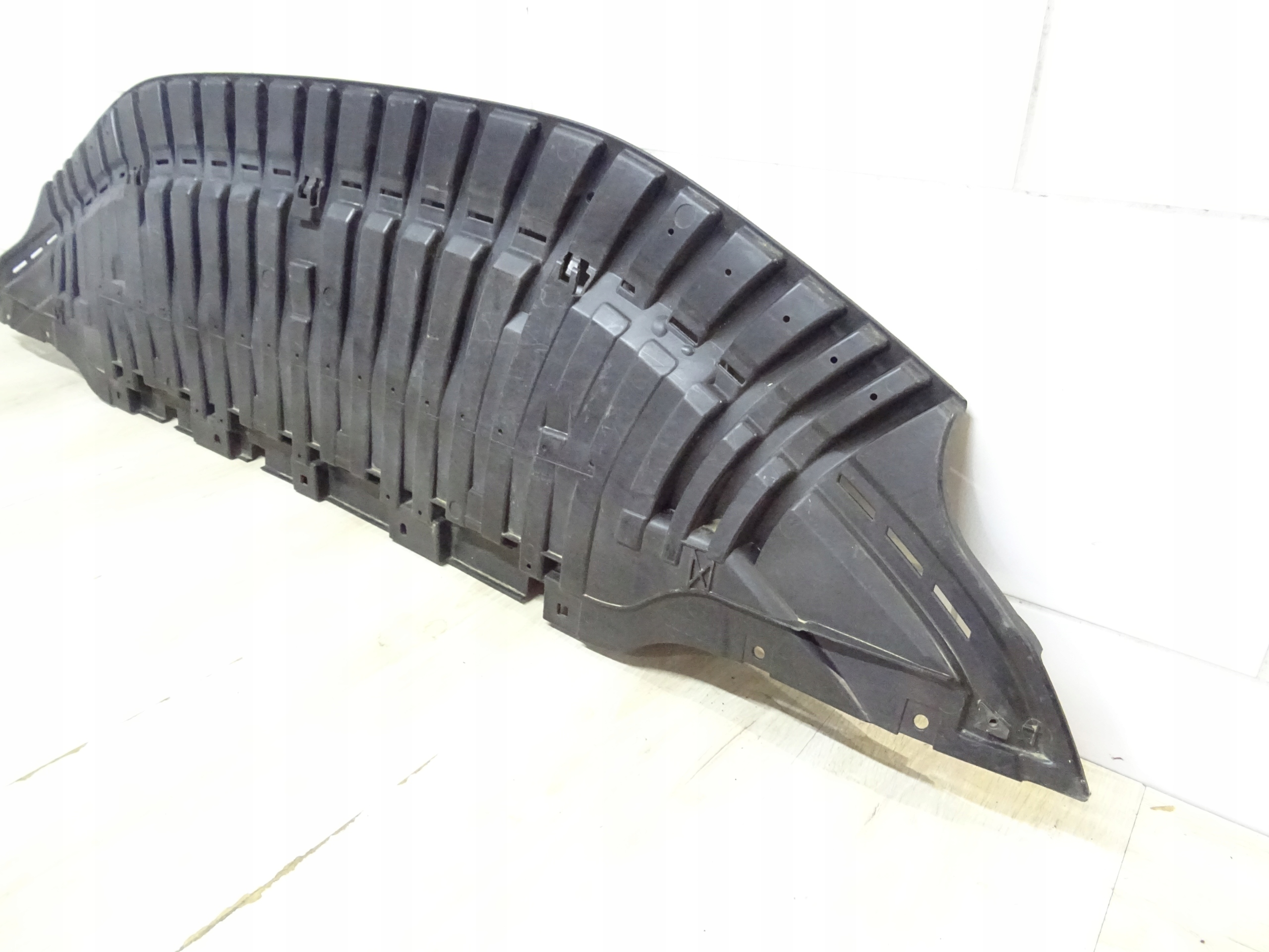 AUDI A8 D4 OSŁONA POD ZDERZAK 4H0807611B Producent części Audi OE