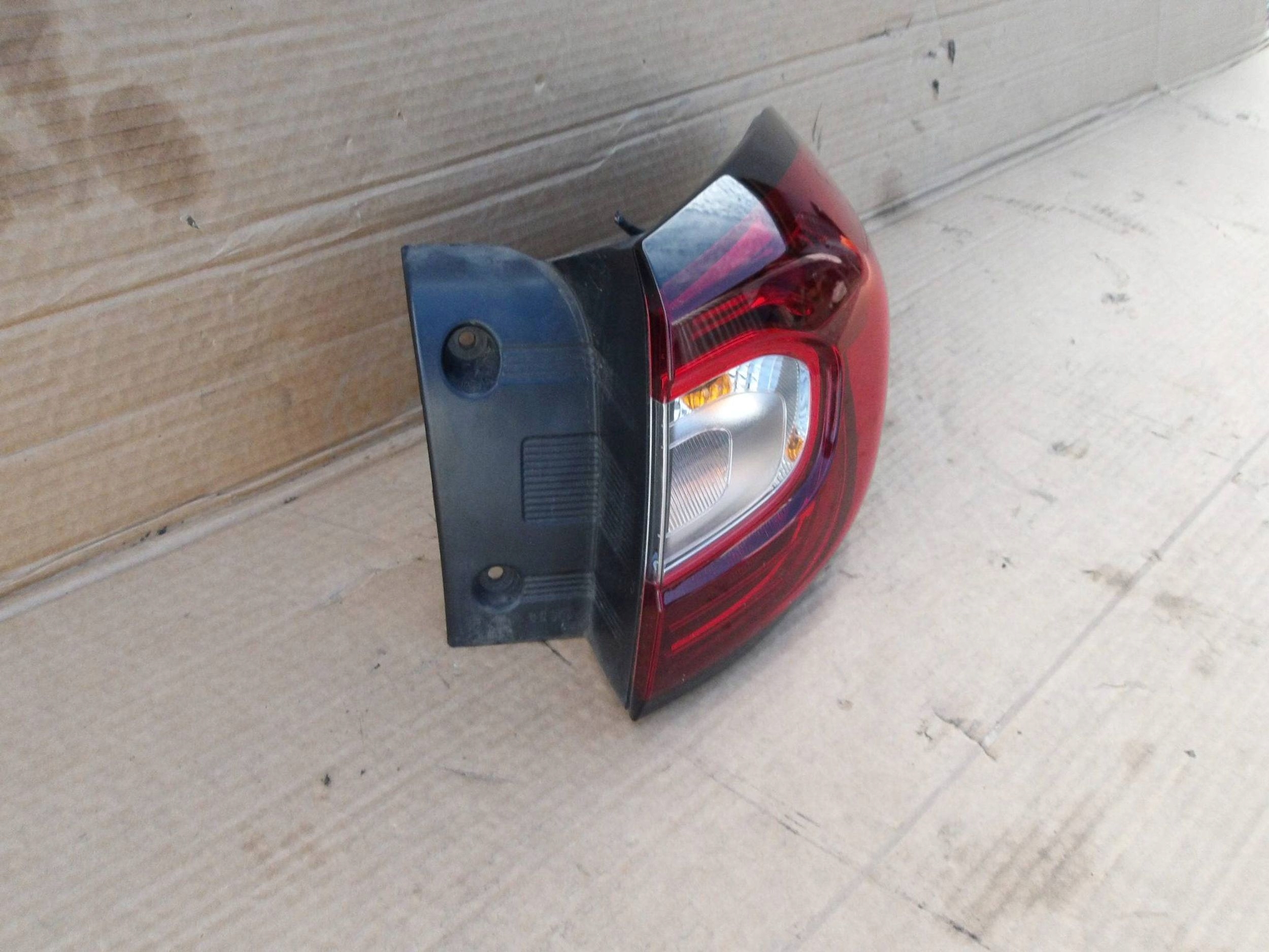 CAPTUR I LIFT CAPTUR PO LIFCIE LAMPA TYŁ PRAWA LED 265506738R Strona zabudowy prawa