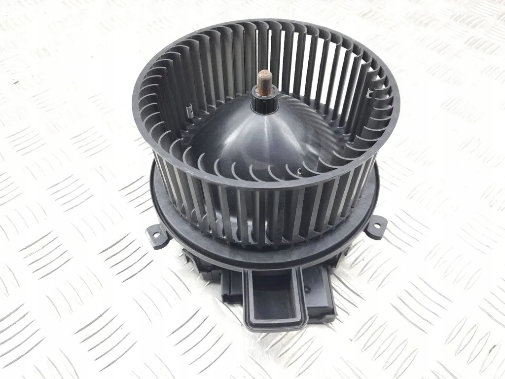 4M1820021 - Audi Q7 4M 2016 передняя правая сторона воздуходувки двигатели