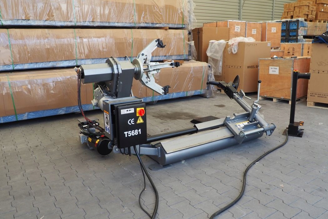 Монтажный грузовик TIR 26 