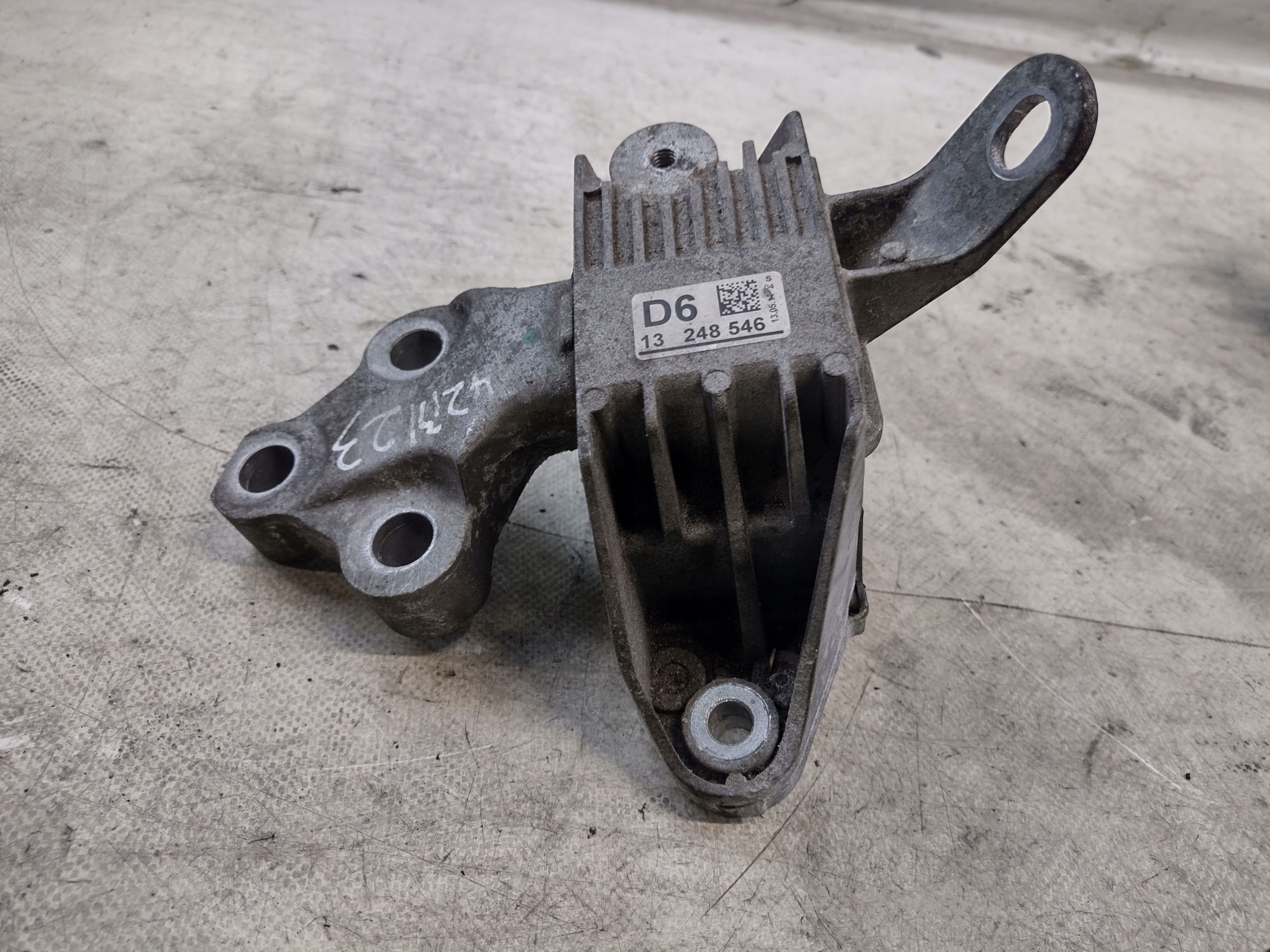 holder engine mount Opel Astra J 1,7CDTI OE 13248546