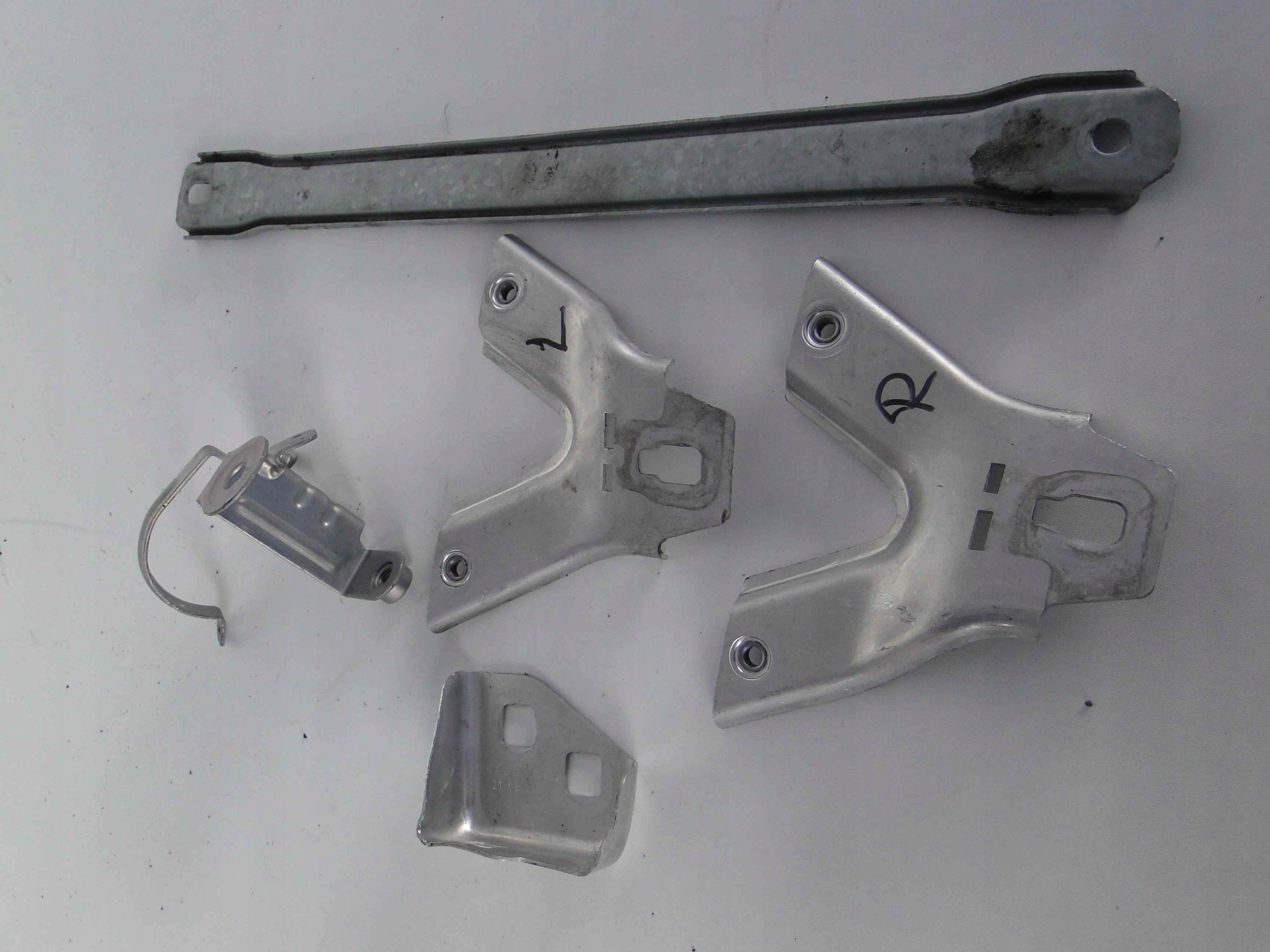 A2385010501 - MERCEDES CLS 257 КРОНШТЕЙН ВОДЯНОГО НАСОСА