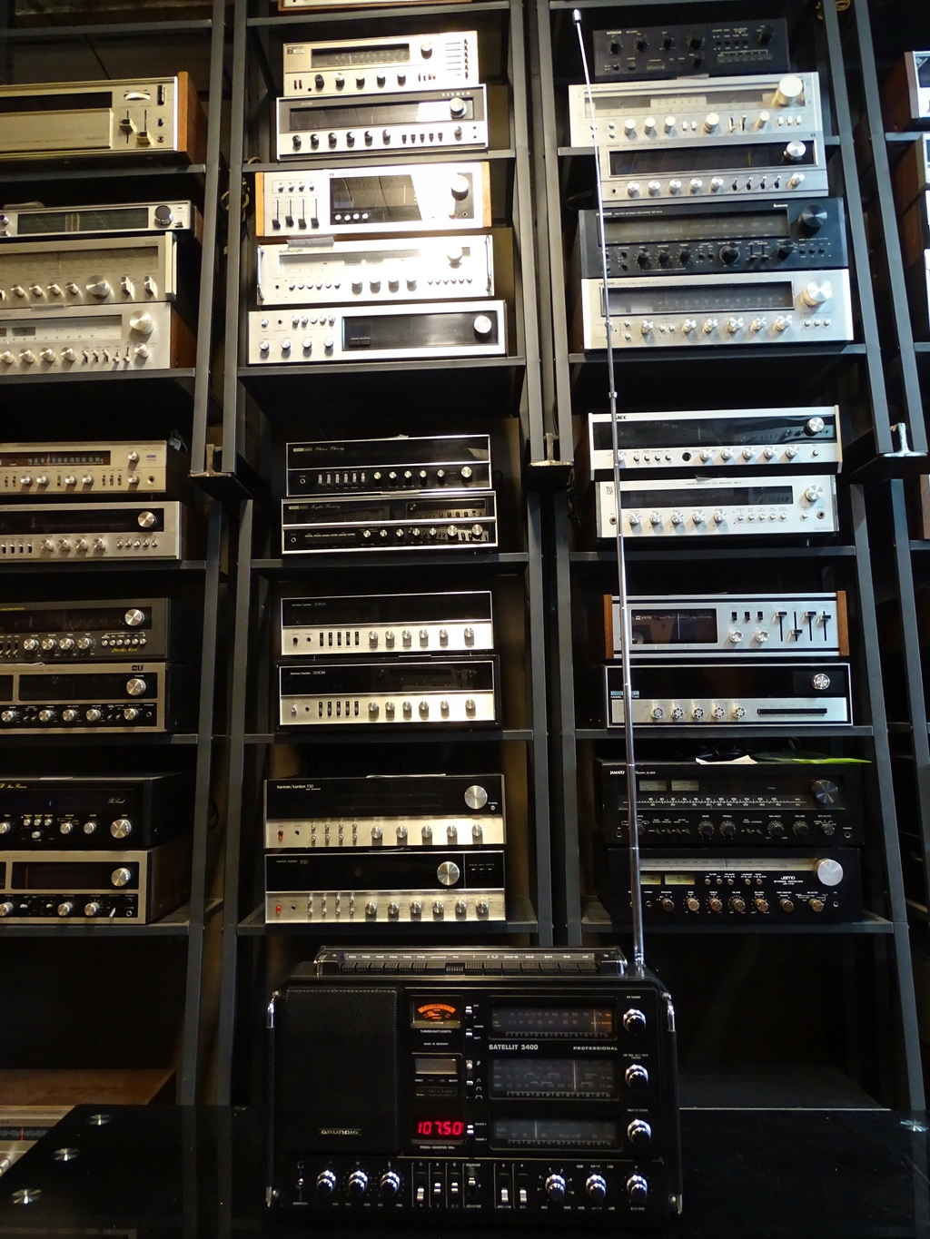 Grundig Satellit 3400 . 0723 Kolor brązowy