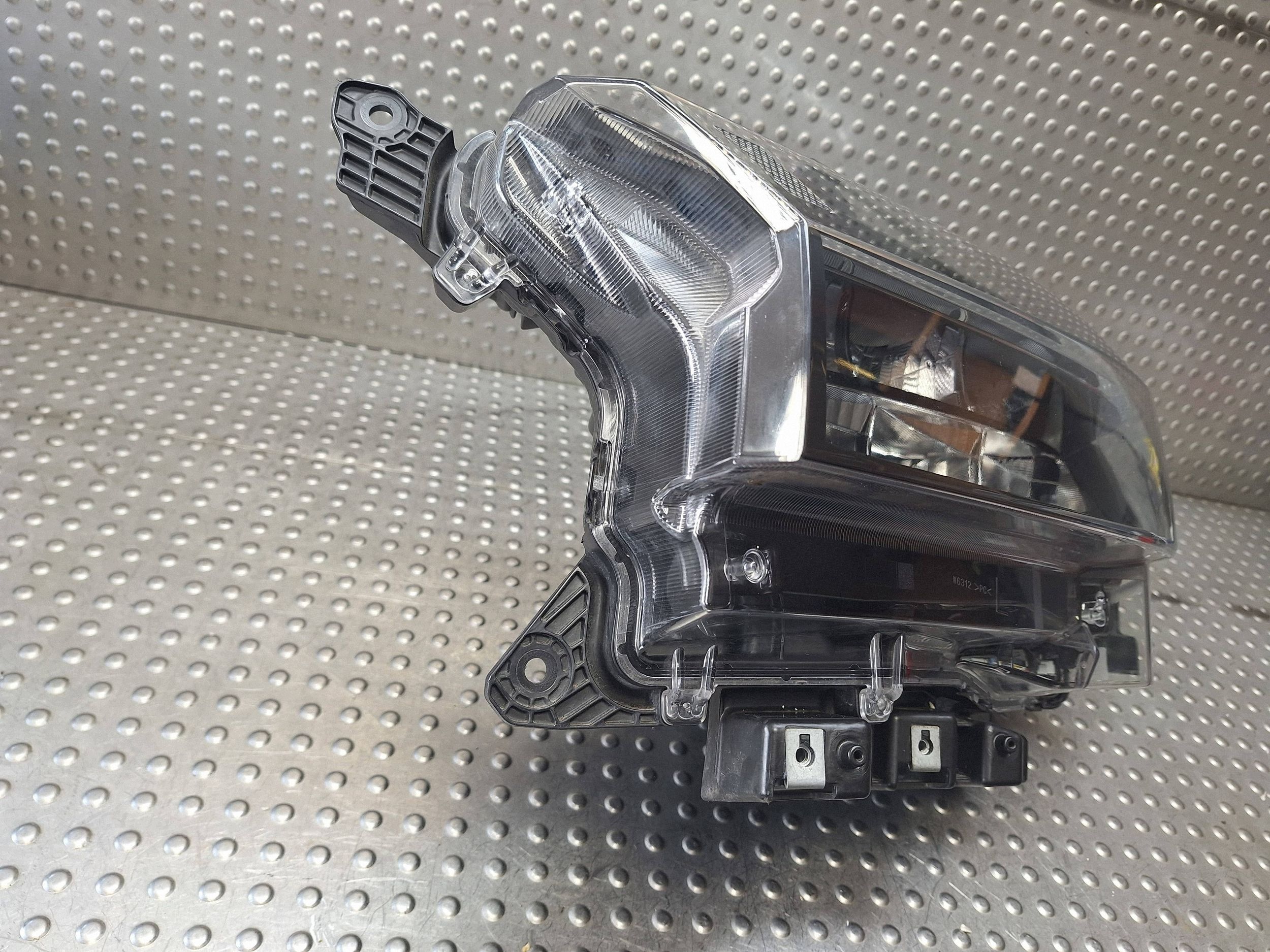 light left front SUZUKI S-CROSS II 21- FULL LED W6429