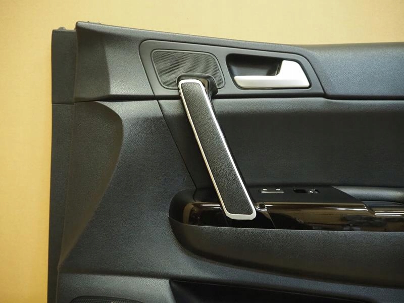 TAPICERKA DRZWI PRAWYCH PRZEDNICH SPORTAGE IV GT Producent części Kia OE