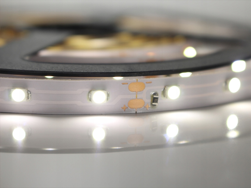 TAŚMA LED SAMOPRZYLEPNA PASEK LED JEDEN KAWAŁEK 10m ROLKA DO CIĘCIA BIAŁA Moc 4.8 W