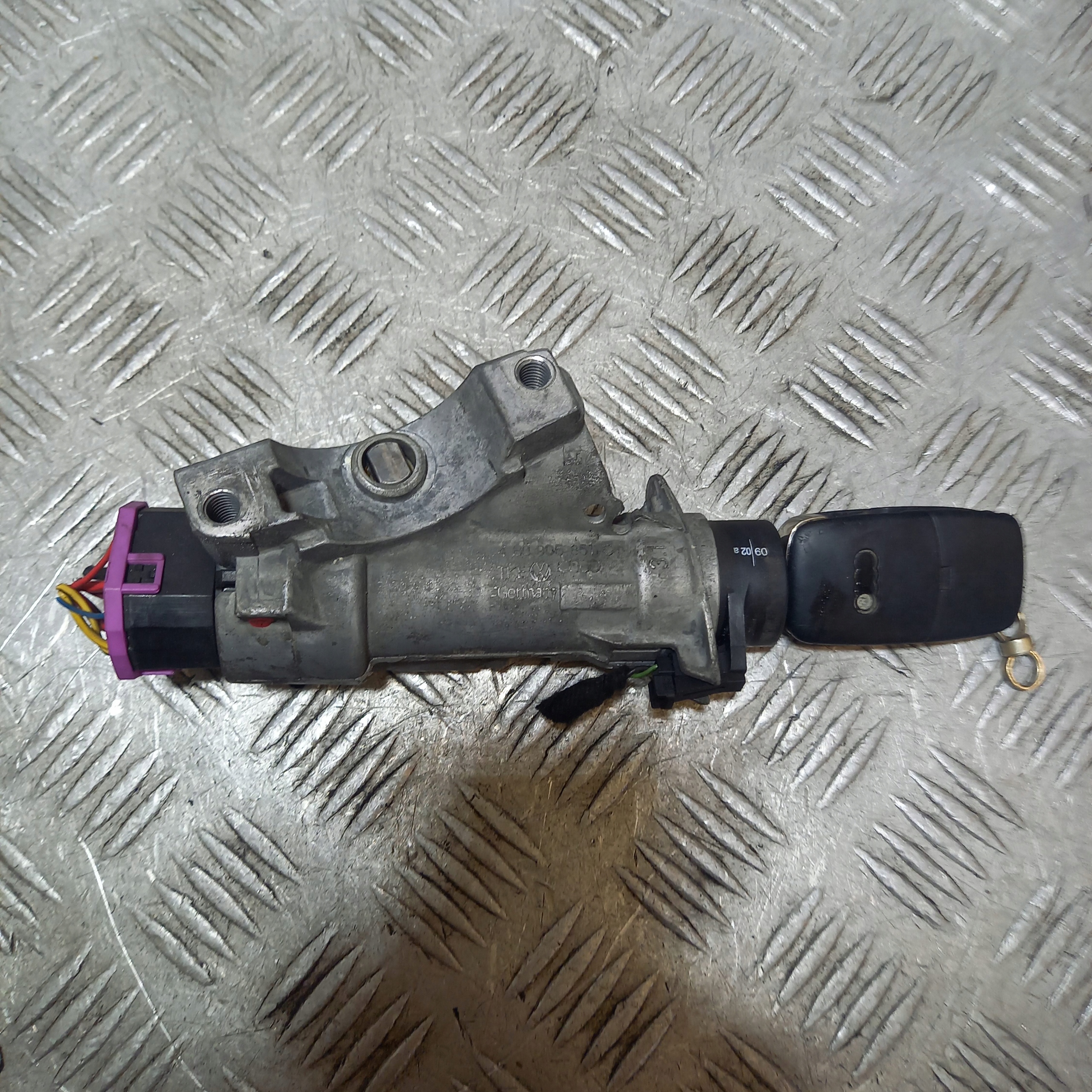 ignition Z KLUCZYKIEM AUDI A4 B6 4BO905851C