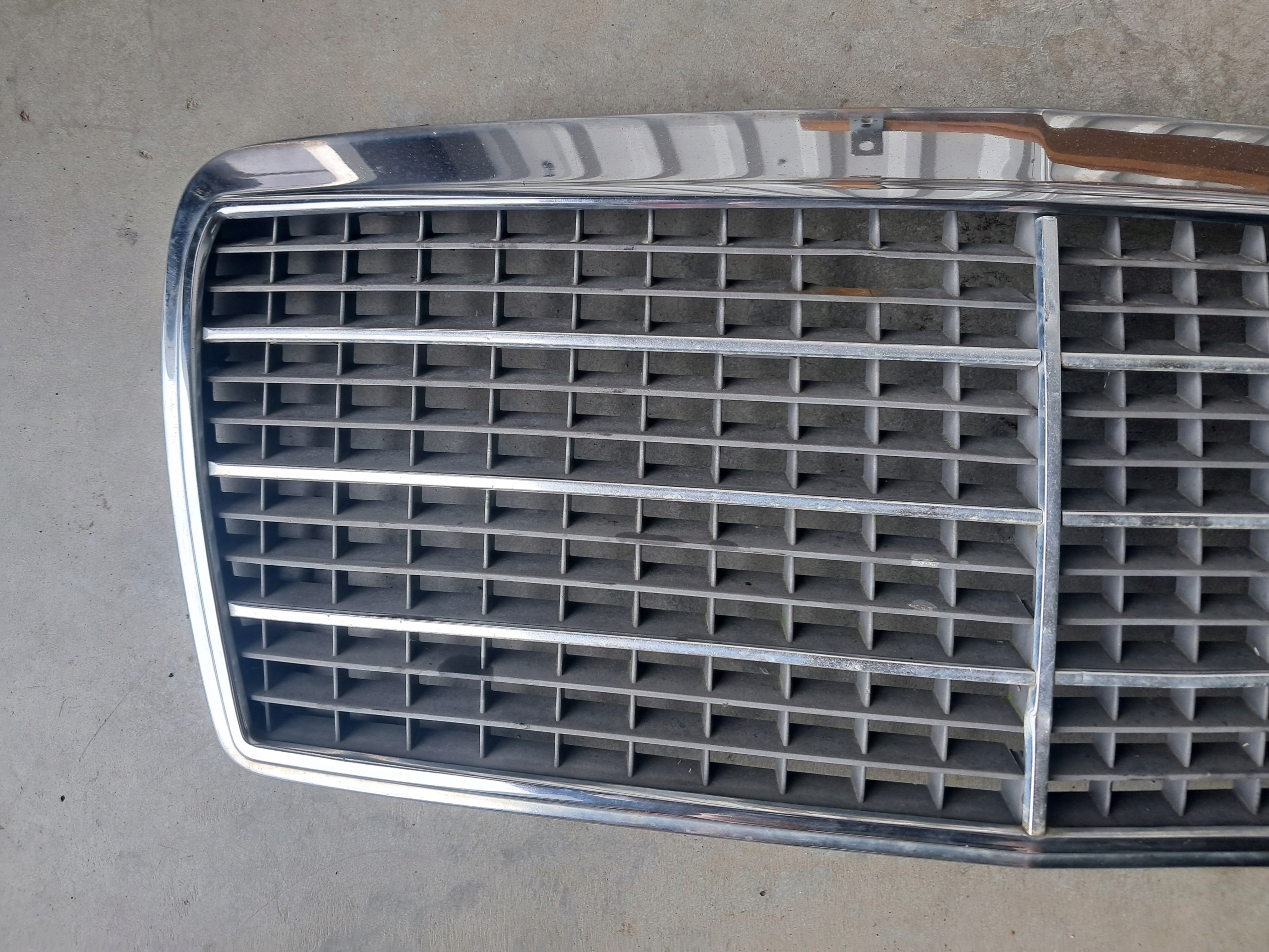 Grille MERCEDES W124 E-KLASA 93-97 1248880323