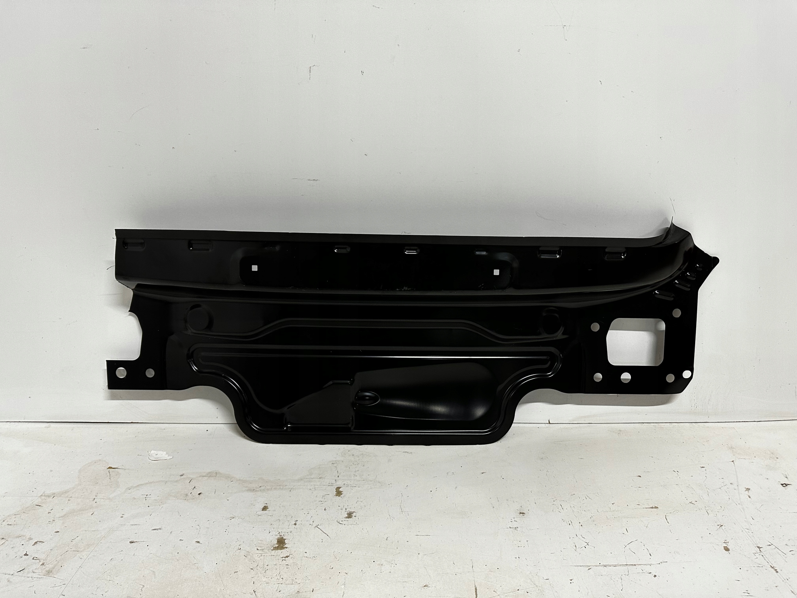 AUDI A4 B9 8W5 SEDAN PAS TYLNY ŚCIANKA NOWY !