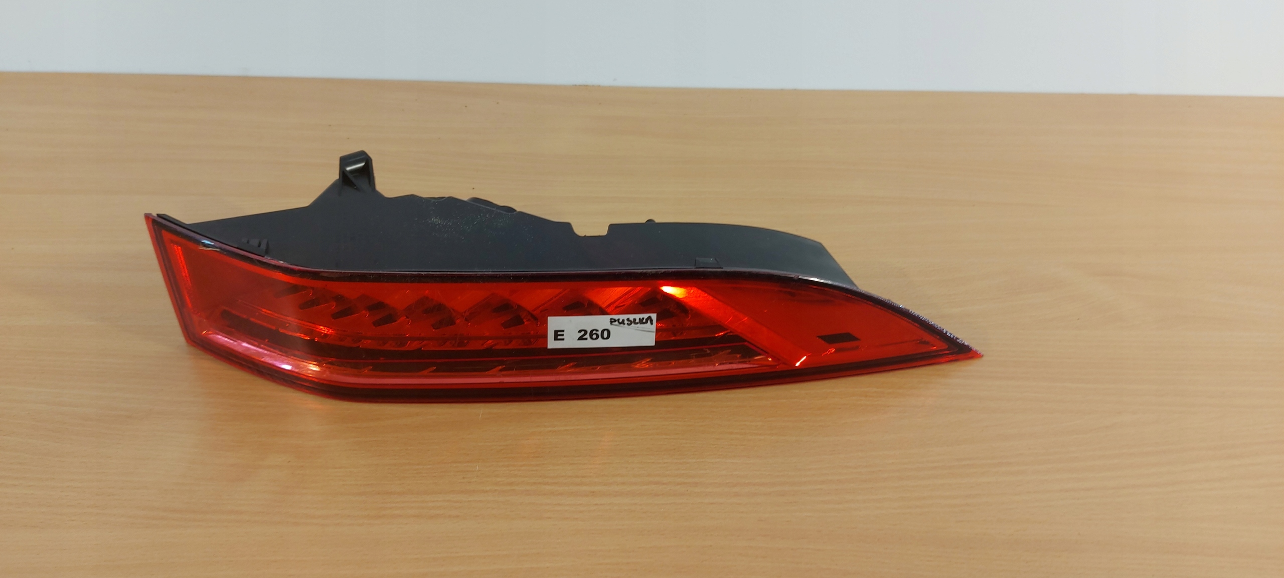 JAGUAR F-PACE right light rear part NAROZNA PUSZKA E260