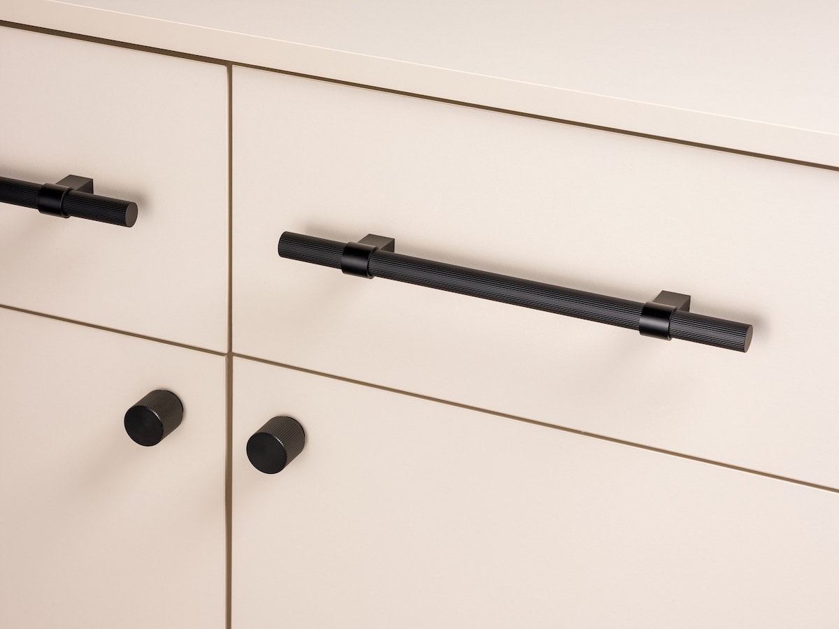 UCHWYT MEBLOWY RIO CZARNY MAT 320MM PRĄŻKOWANY HVYT WYSOKA JAKOŚĆ Marka HVYT