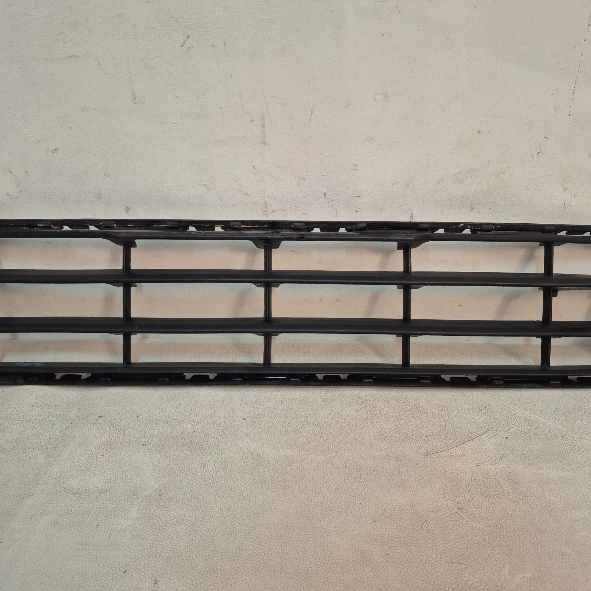 VOLVO XC60 II 17r. -> grid lower central of a bumper front 31425175