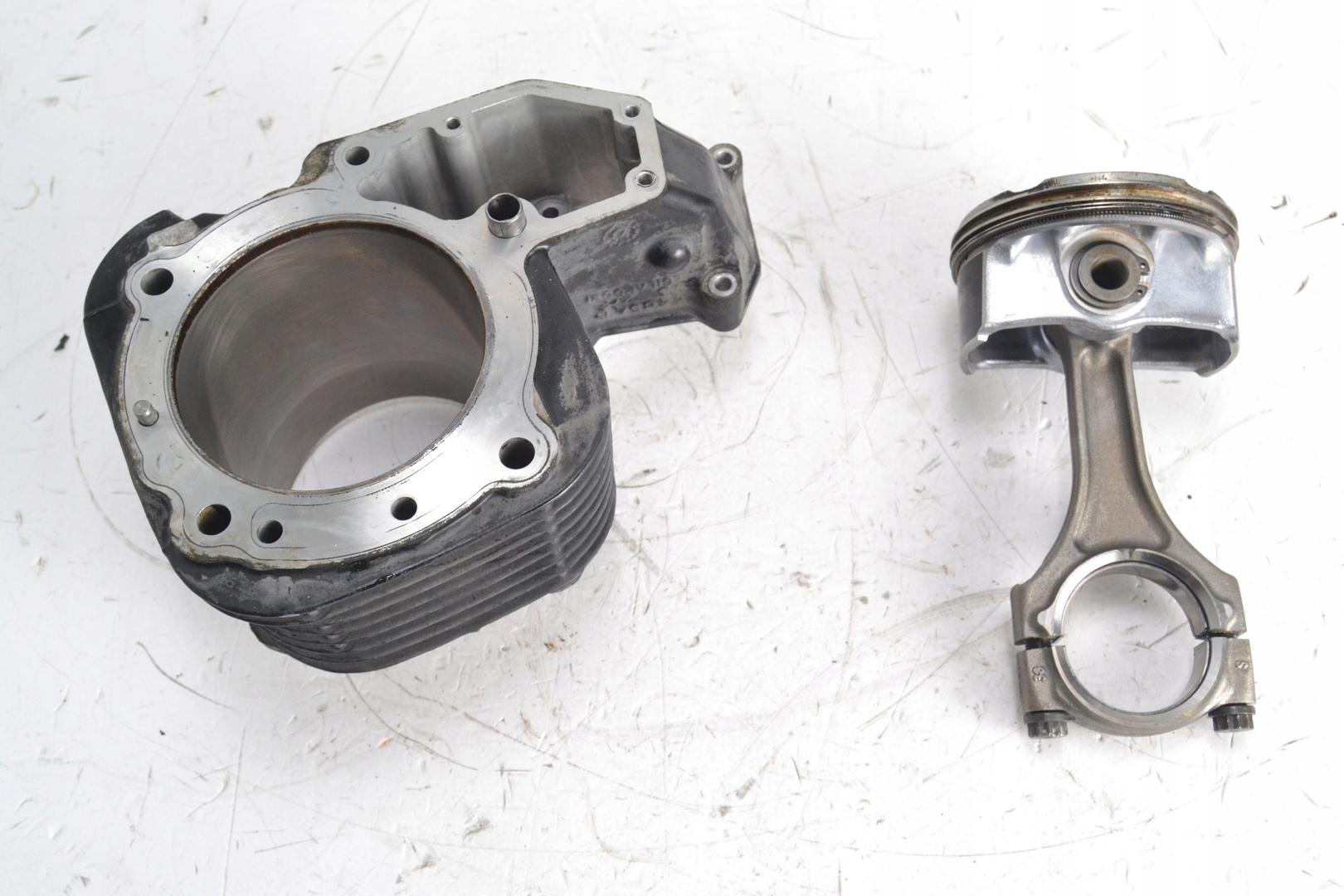 Циліндр лівий і поршень BMW R 1200 RT K26 10-13